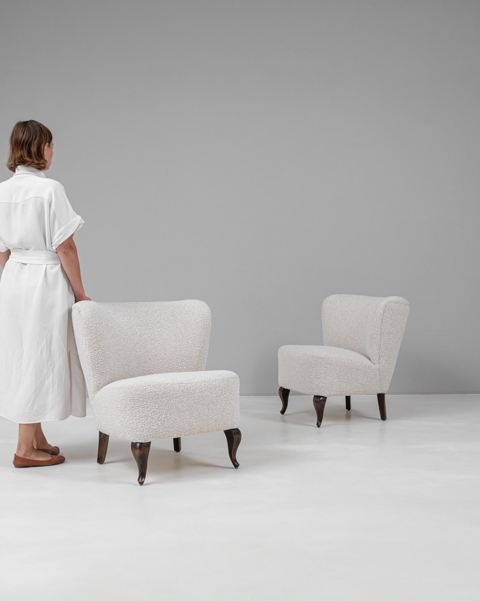 Questa elegante coppia di sedie imbottite francesi del XX secolo incarna la raffinatezza e il design senza tempo. Caratterizzate da schienali graziosamente curvi e sedute generosamente imbottite, queste sedie offrono un comfort eccezionale e