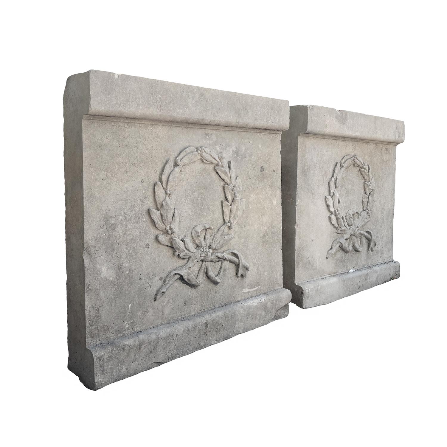 Par francés del siglo XX de paneles en relieve de piedra caliza con corona de laurel de época Francés en venta