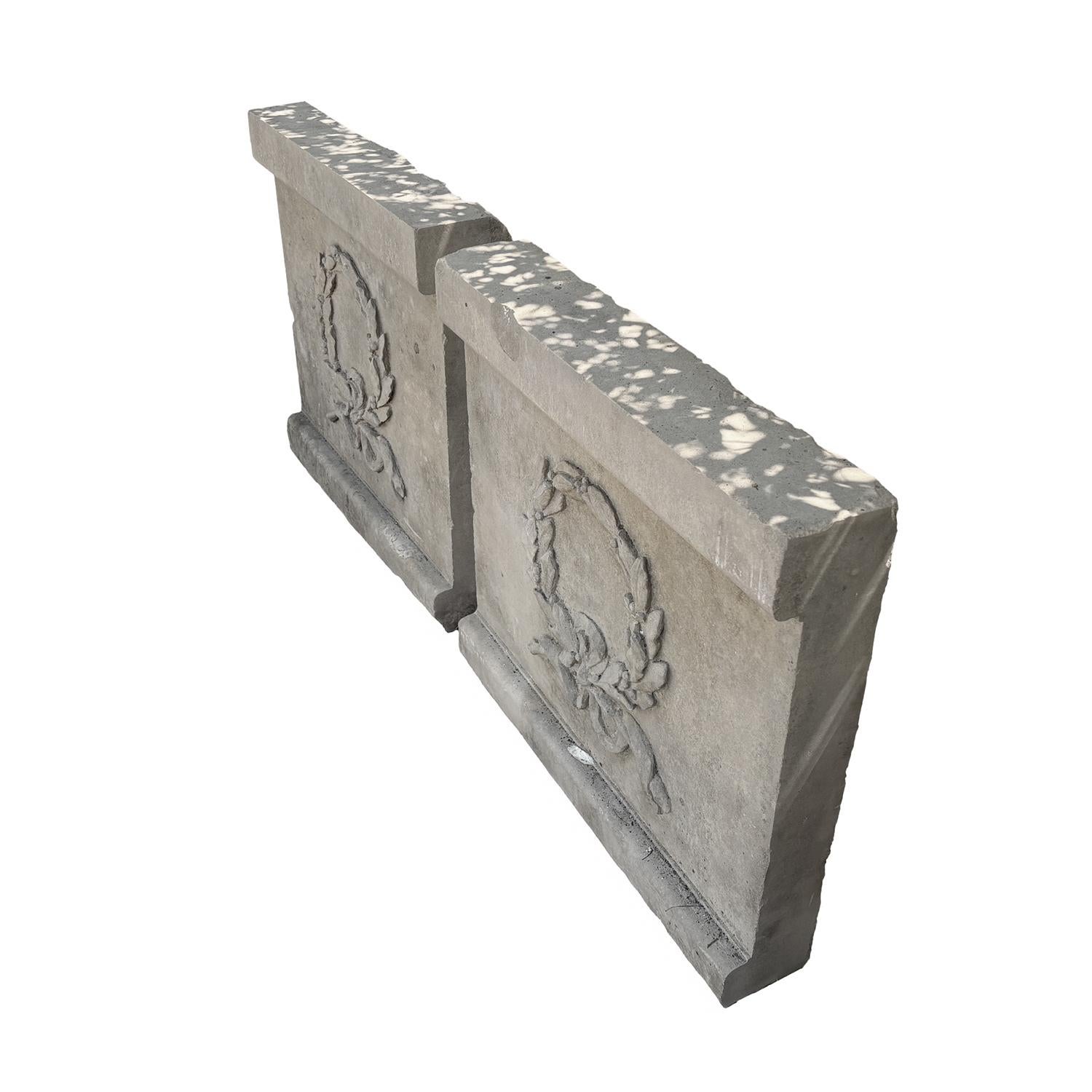 Par francés del siglo XX de paneles en relieve de piedra caliza con corona de laurel de época en Bueno estado para la venta en West Palm Beach, FL
