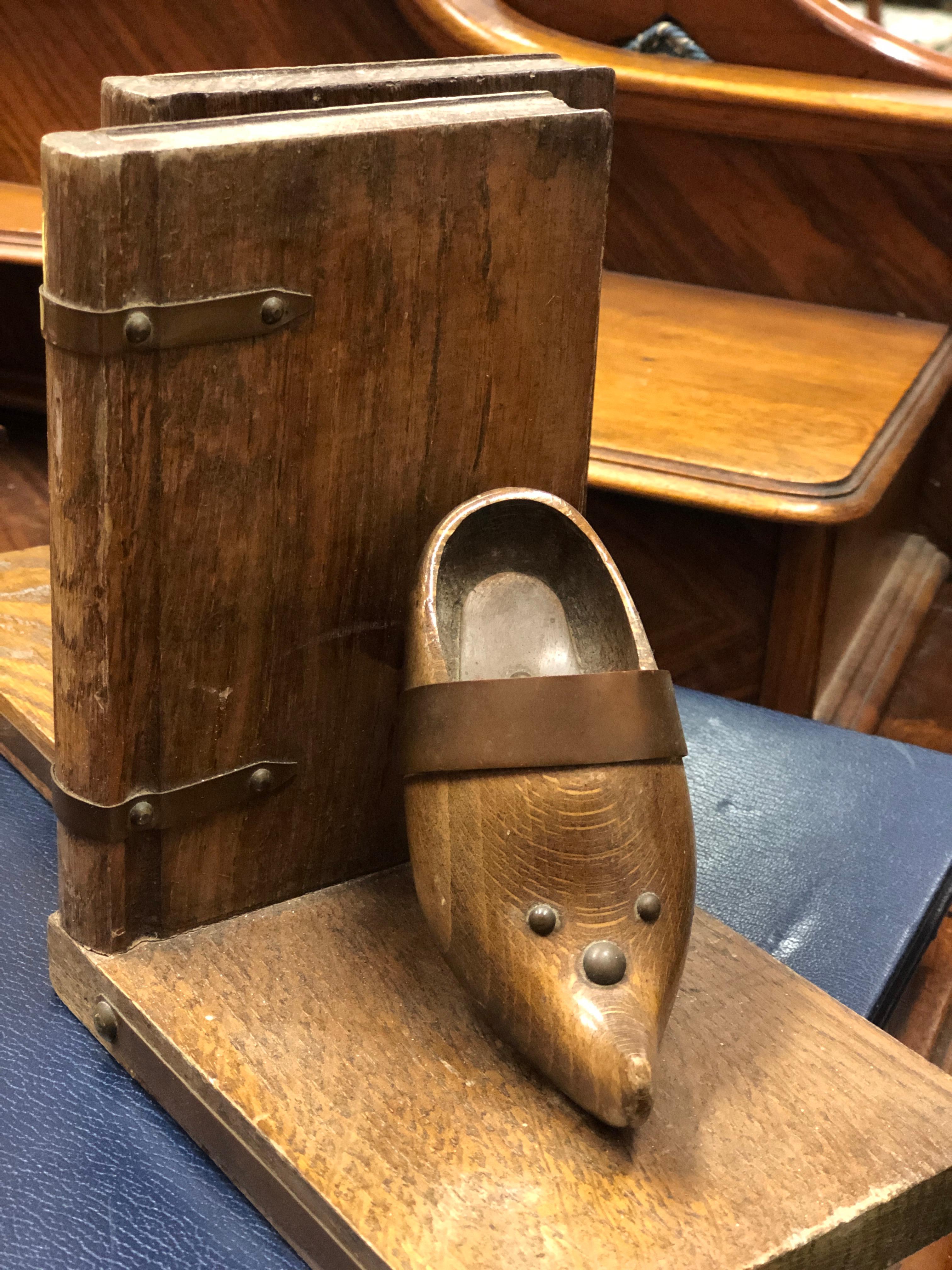 Français Paire de tables à livres en bois en forme de cloche, France, XXe siècle en vente