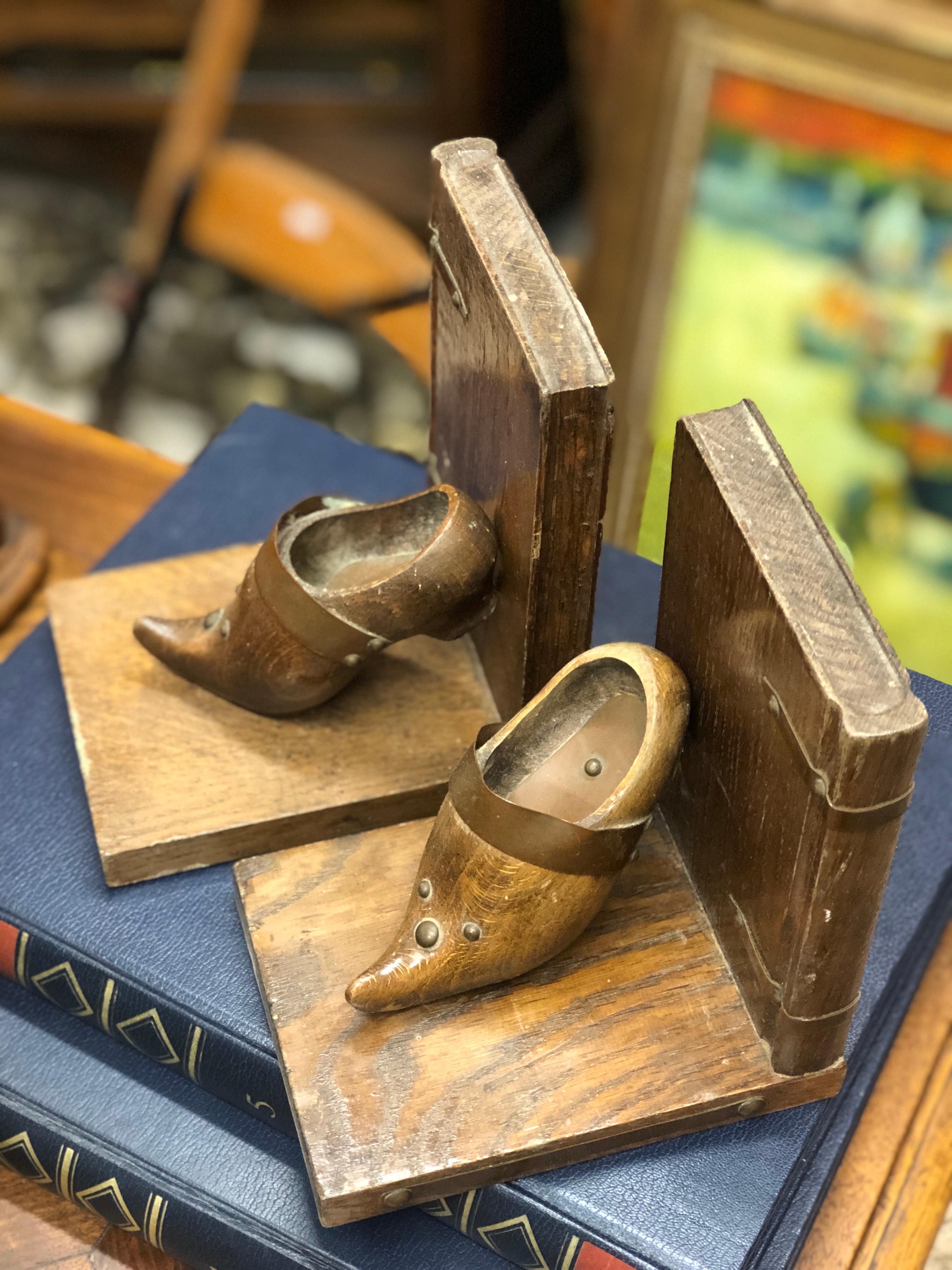 20th Century French Pair of Wooden Bookstands in Clogs Shape For Sale 1