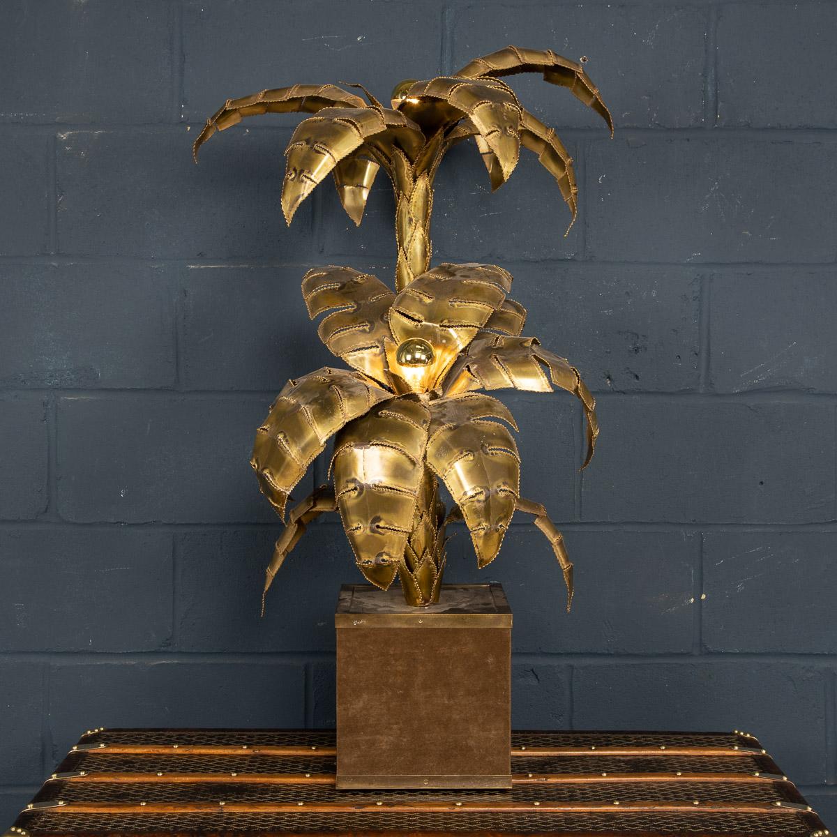 A lovely Maison Jansen palm tree table lamp or floor lamp, 1970s, with two light points. The lamp has been constructed by hand using brass sheets overlapping each other to mimic the leaves and trunk of the plant. Of lovely proportions, a wonderful