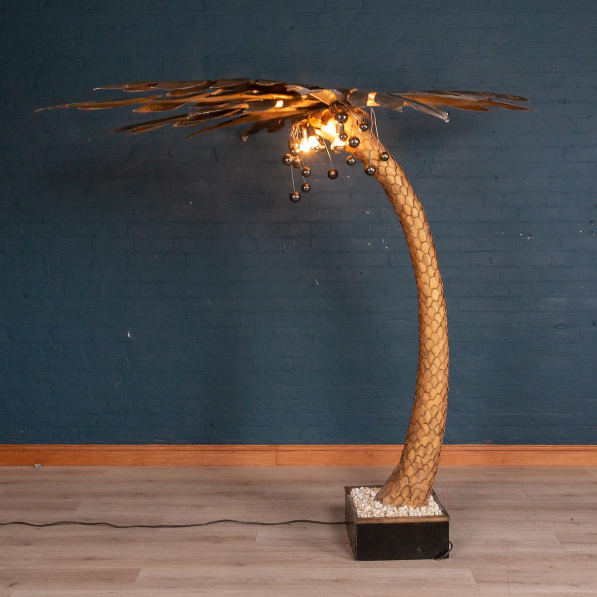 A large and very rare Maison Jansen palm tree floor lamp dating from the 1960s-1970s, with four light points. Of fantastic proportions and superb quality, a wonderful piece of interior design from the latter part of the last century giving a great
