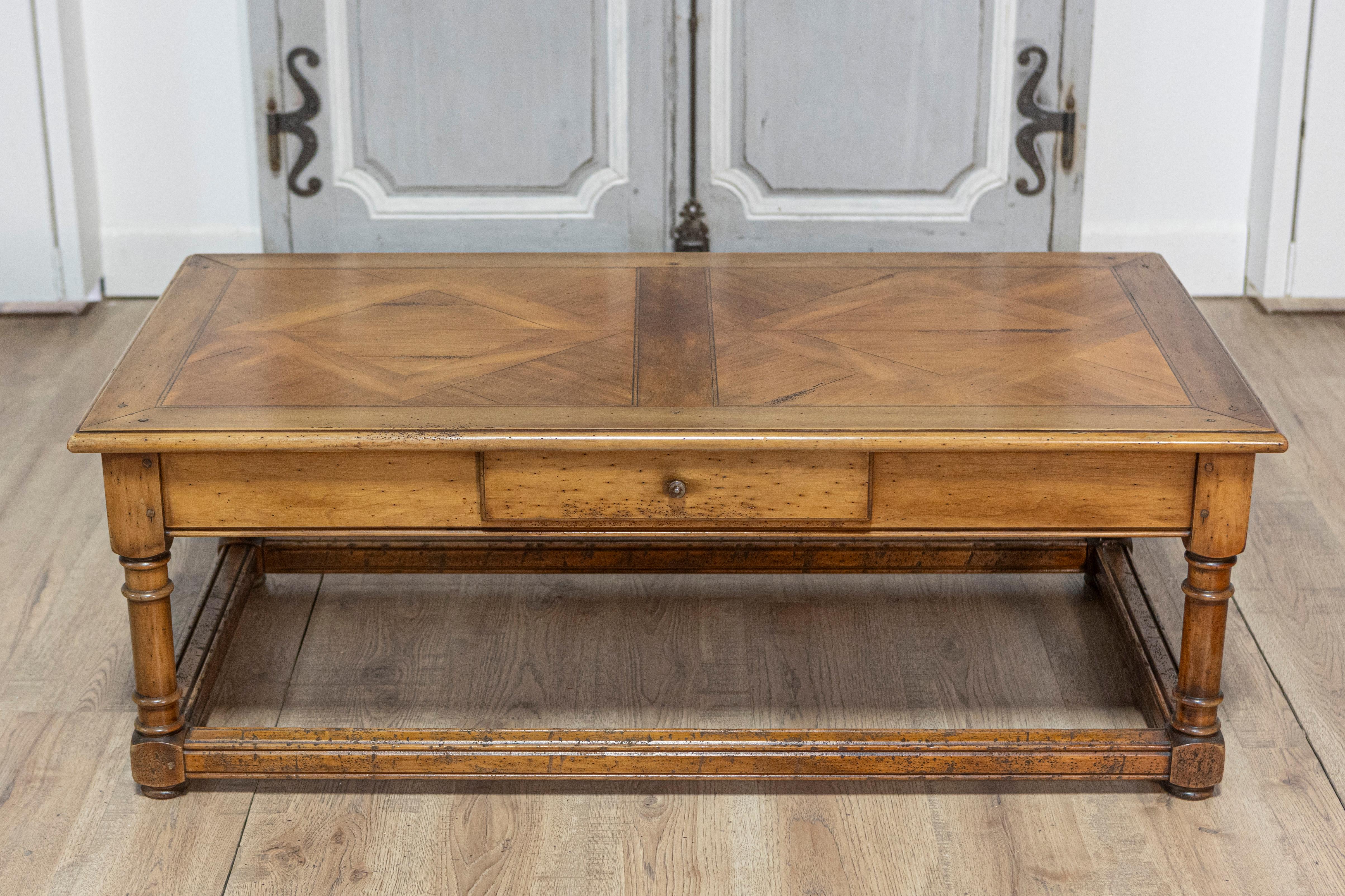 Cette exceptionnelle table basse en parquet français du XXe siècle respire l'élégance et la sophistication, ce qui en fait un ajout raffiné à tout espace de vie. Fabriquée de main de maître, la table est dotée d'un plateau rectangulaire en