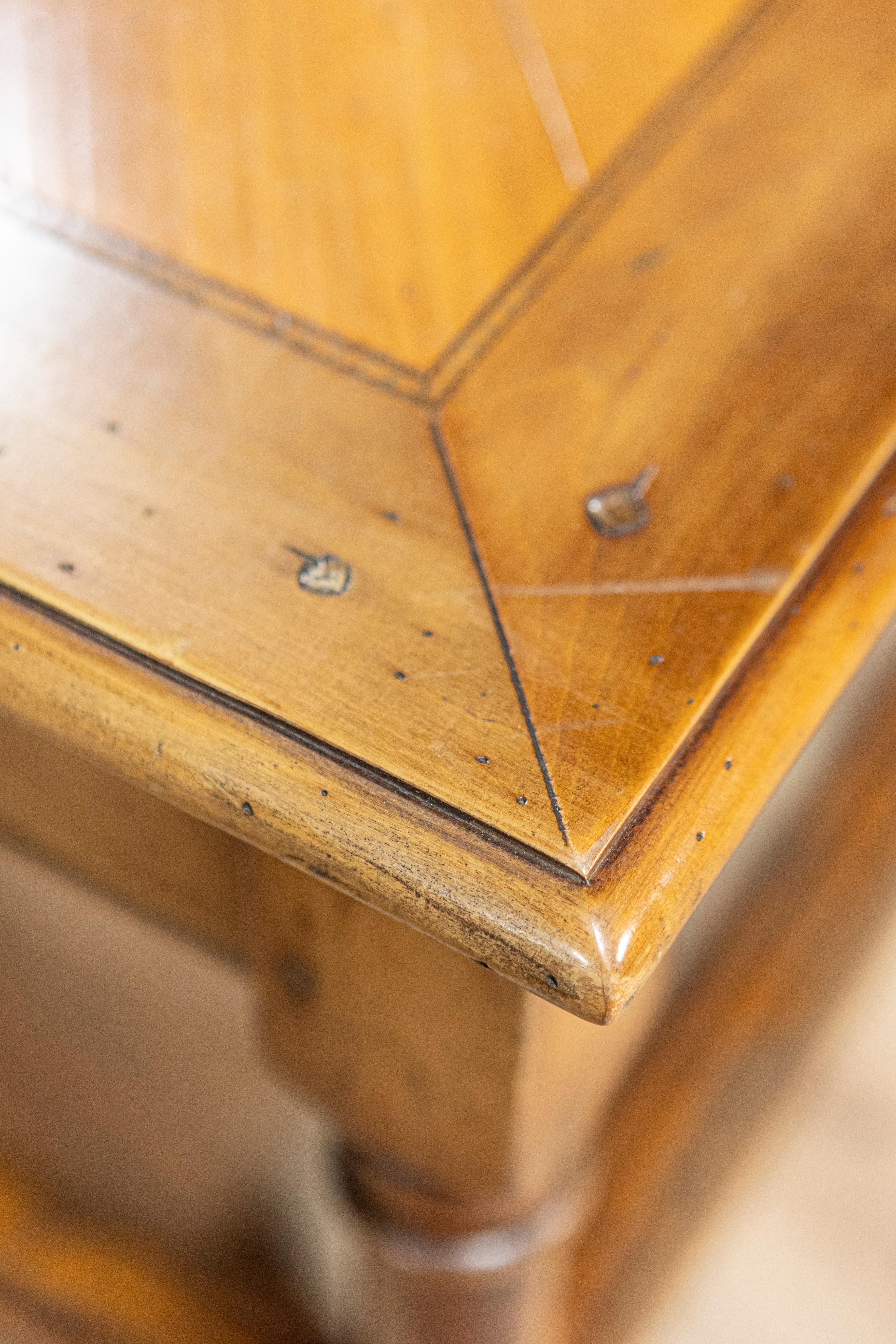 Noyer Table basse en parqueterie française du 20e siècle en vente