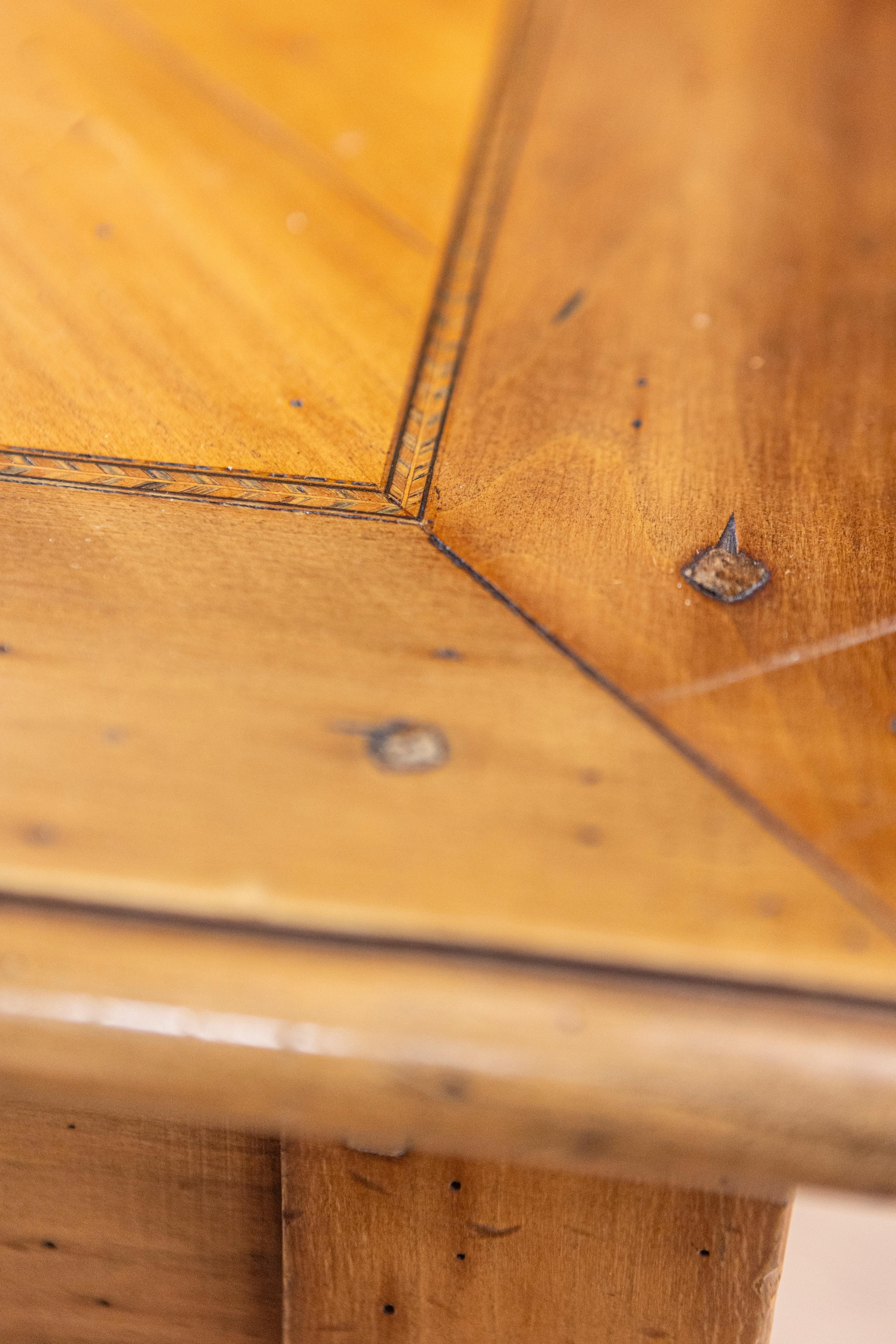Table basse en parqueterie française du 20e siècle en vente 1