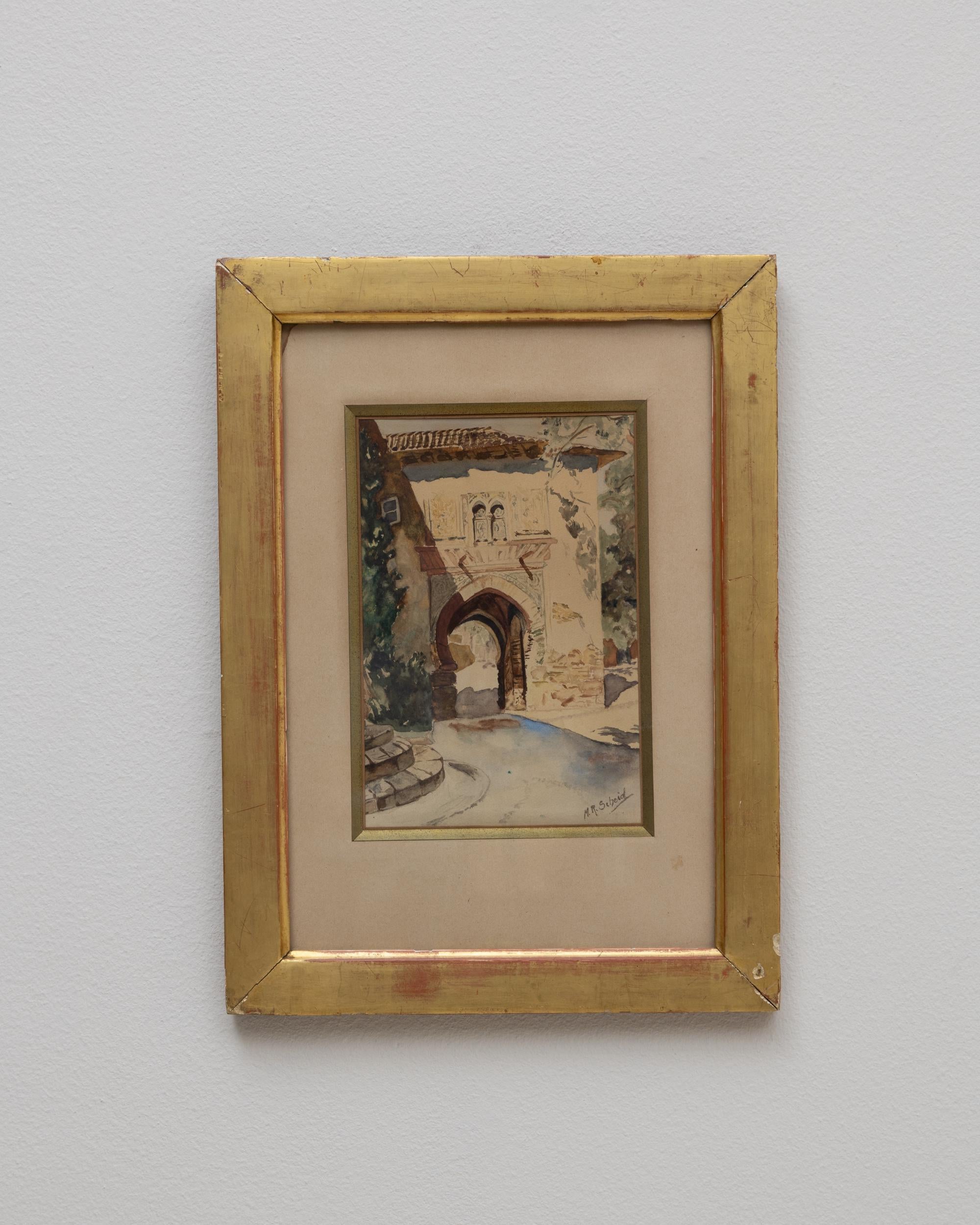 Ce croquis de bâtiment passe-partout français du 20e siècle présente une charmante scène architecturale rendue avec des lavis délicats et un fin travail de ligne. L'artiste capture une arche de pierre menant à un passage tranquille, encadrée par des