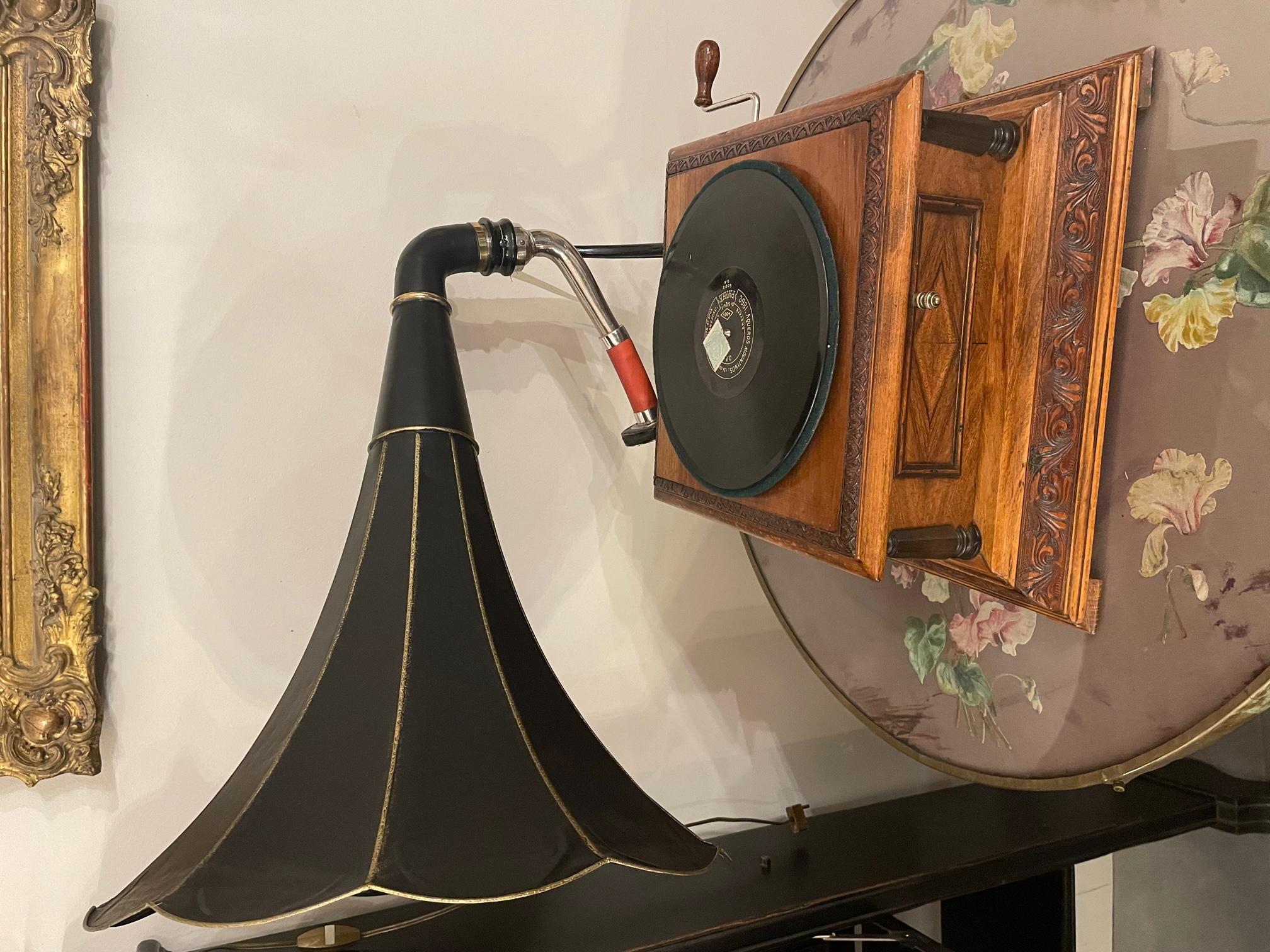 Beautiful and original French Working musical Gramophone from the 1920s. 
The case is made with carved walnut and the horn is made with painted sheet metal. 
This gramophone is from a French Brand 