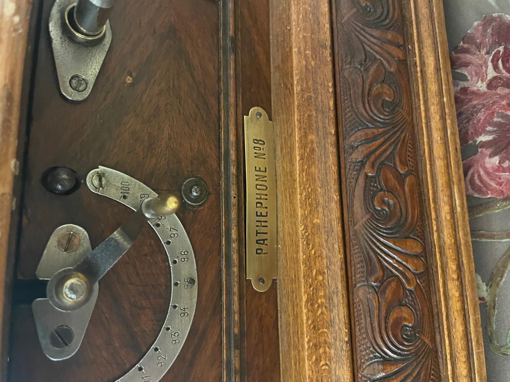 20th Century French Pathe Walnut and Sheet Metal Gramophone, 1920s In Good Condition In LEGNY, FR