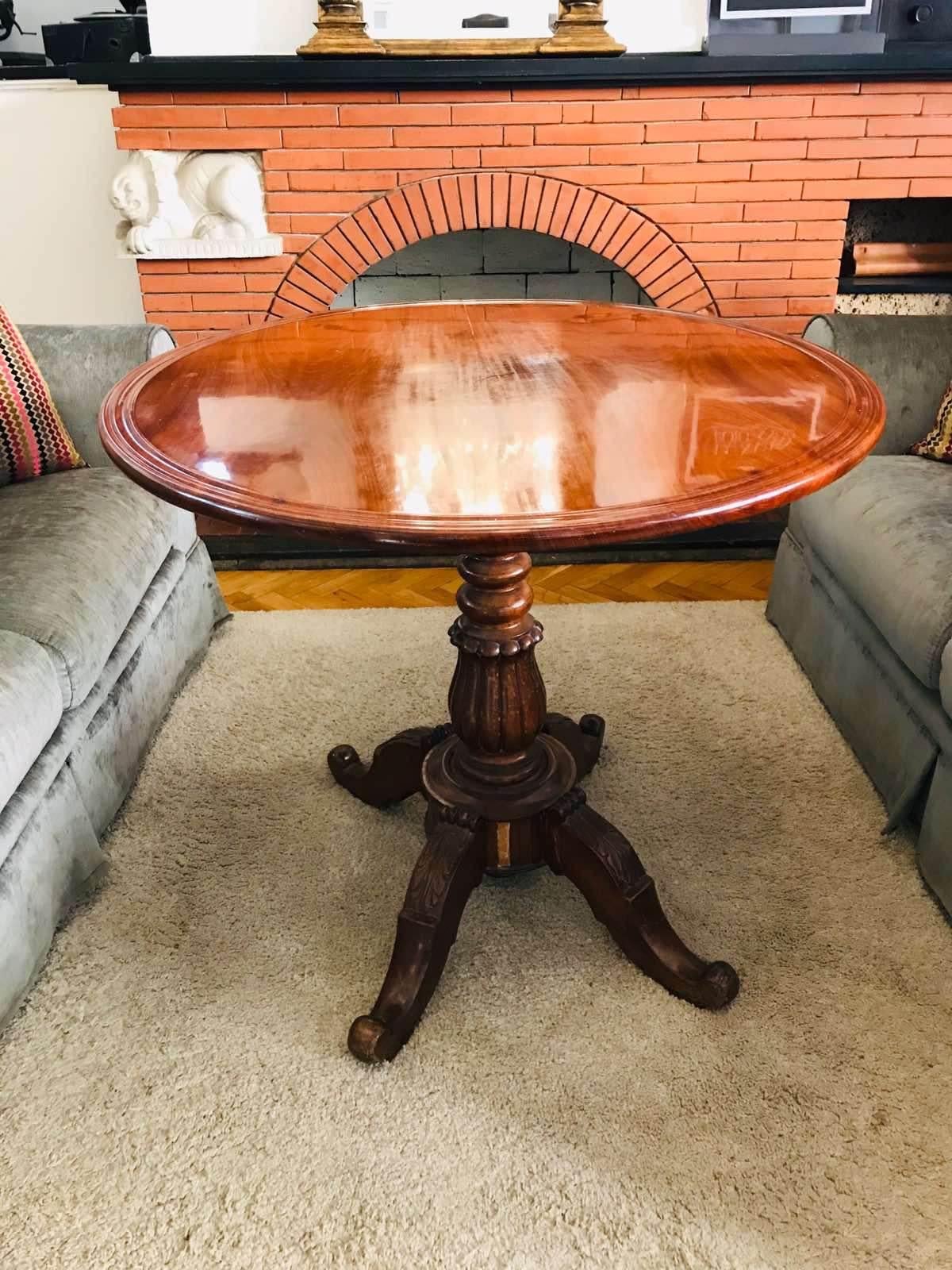 Impressive French mahogany pedestal table in oval shape raised on beautifully hand carved leg. Could be an elegant part of any type of interior.
Very good condition.
France, circa 1920.