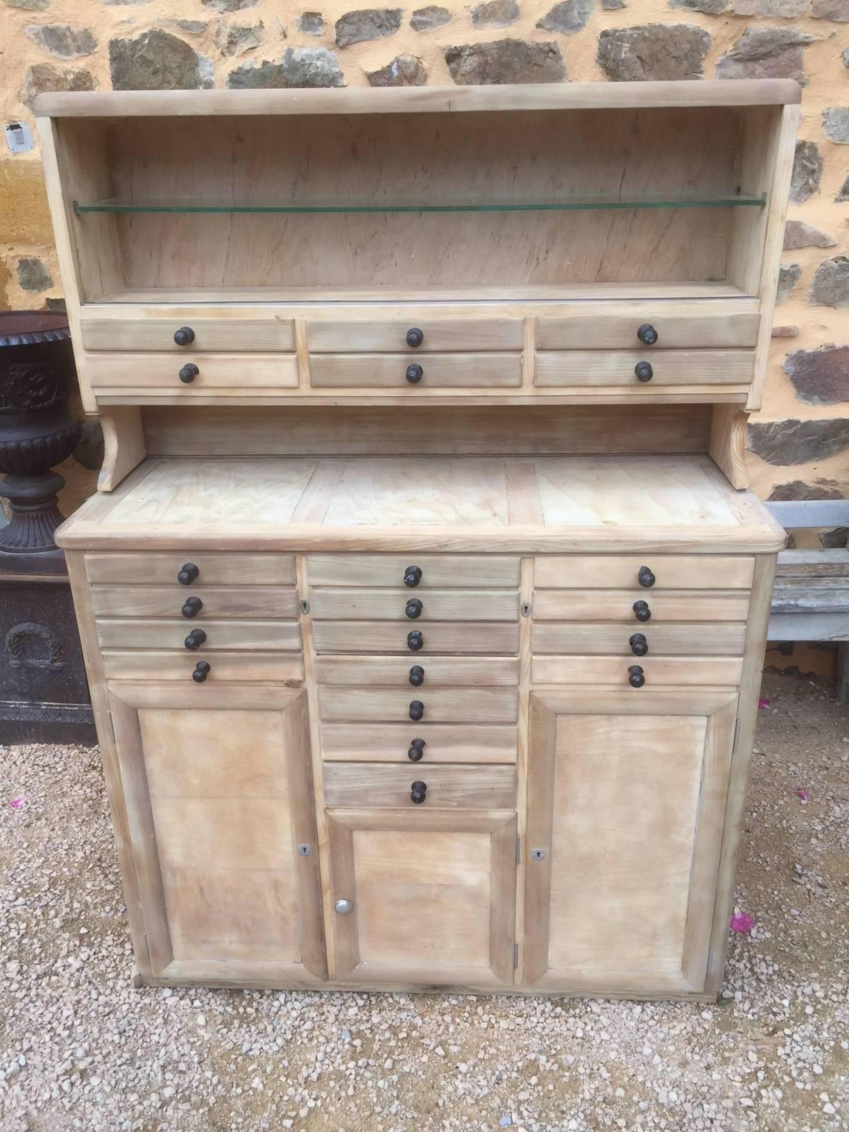 French pickled dentist cabinet with lots of drawers. Glass shelf.
Two parts. The top is removable. To finish restoring.