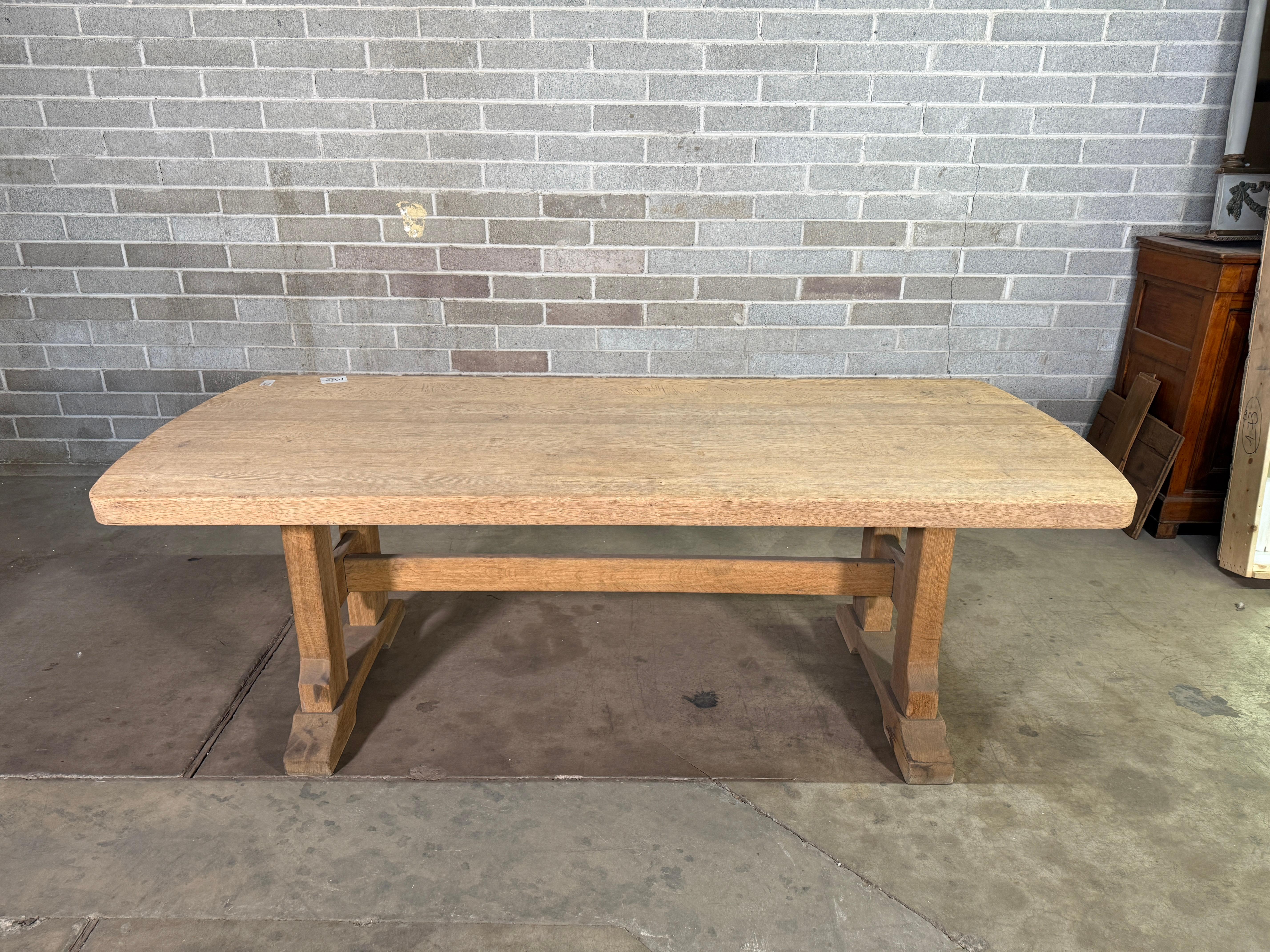 Table de ferme en pin français du 20e siècle 
Pièce unique achetée en France
Usure appropriée à l'âge. Voir les photos détaillées. 
Envoyez-nous un message si vous avez des questions. 