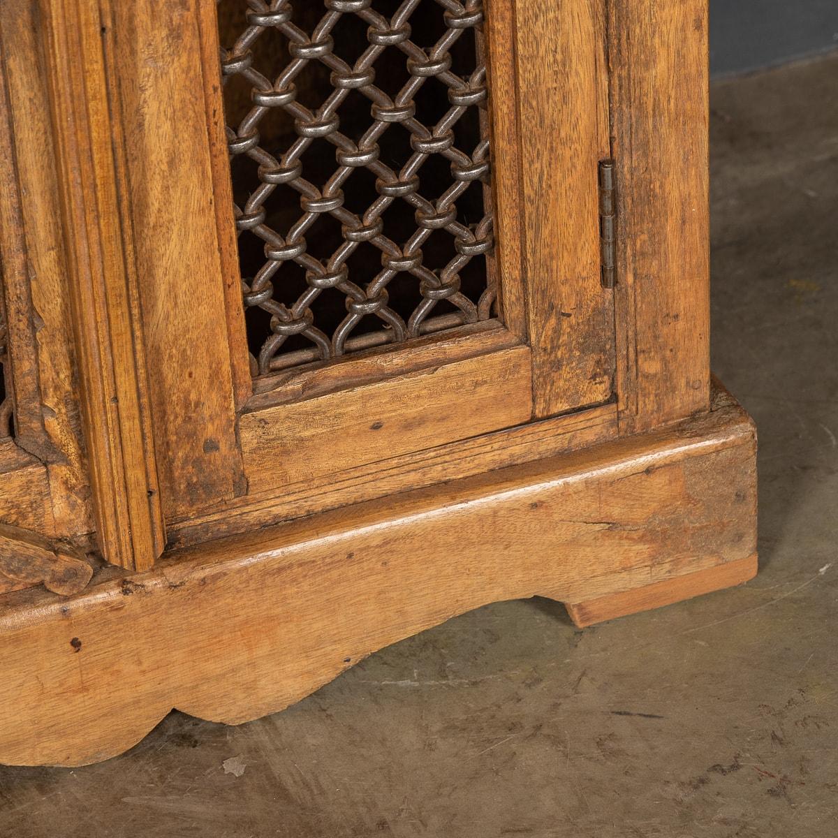 20th Century, French Pine Sideboard, C.1920 For Sale 16