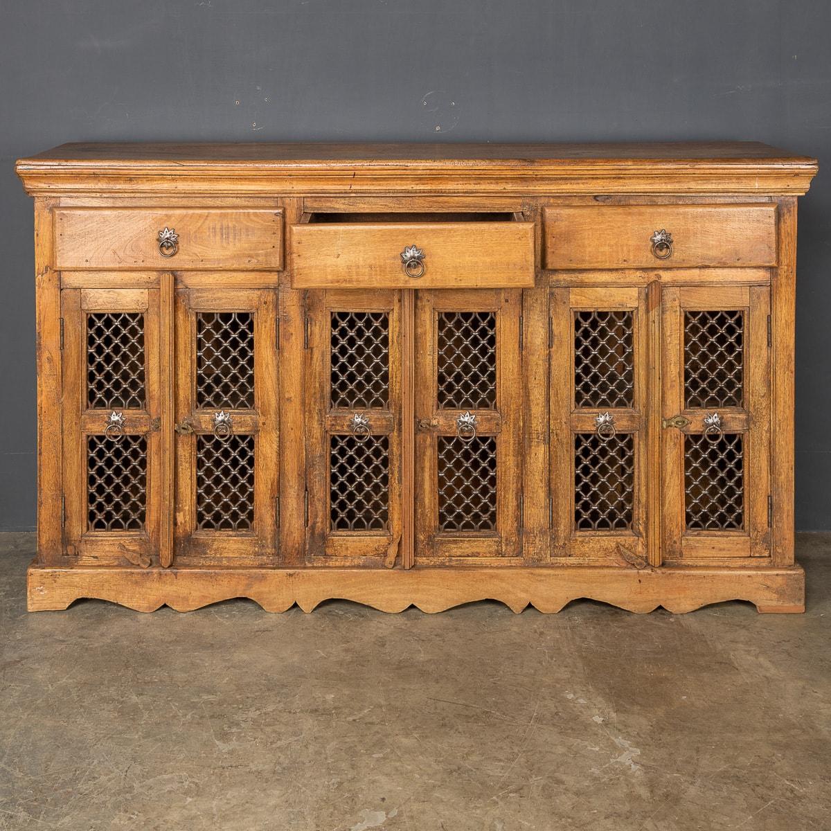 20th Century, French Pine Sideboard, C.1920 For Sale 4
