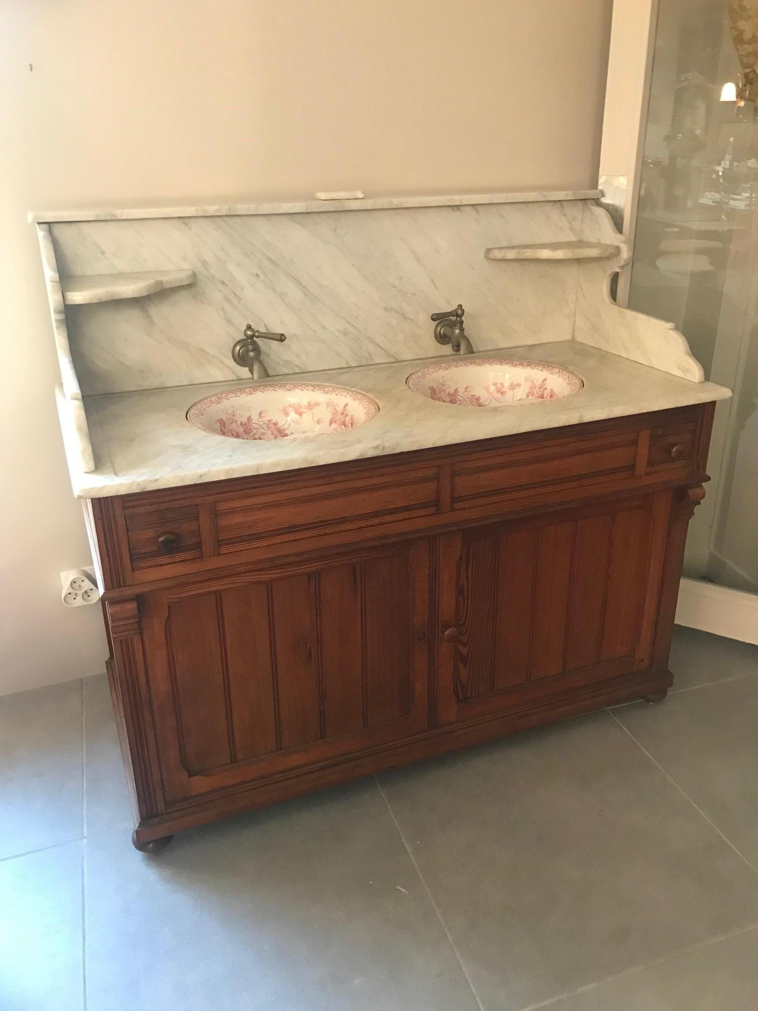 Very nice 20th century French pitch pine and removable marble bathroom cabinet from the 1900s.
The marble top is removable. Two antiques porcelain sinks with manufacturer signature at the back.
At the beginning, the sinks were swinging to let the