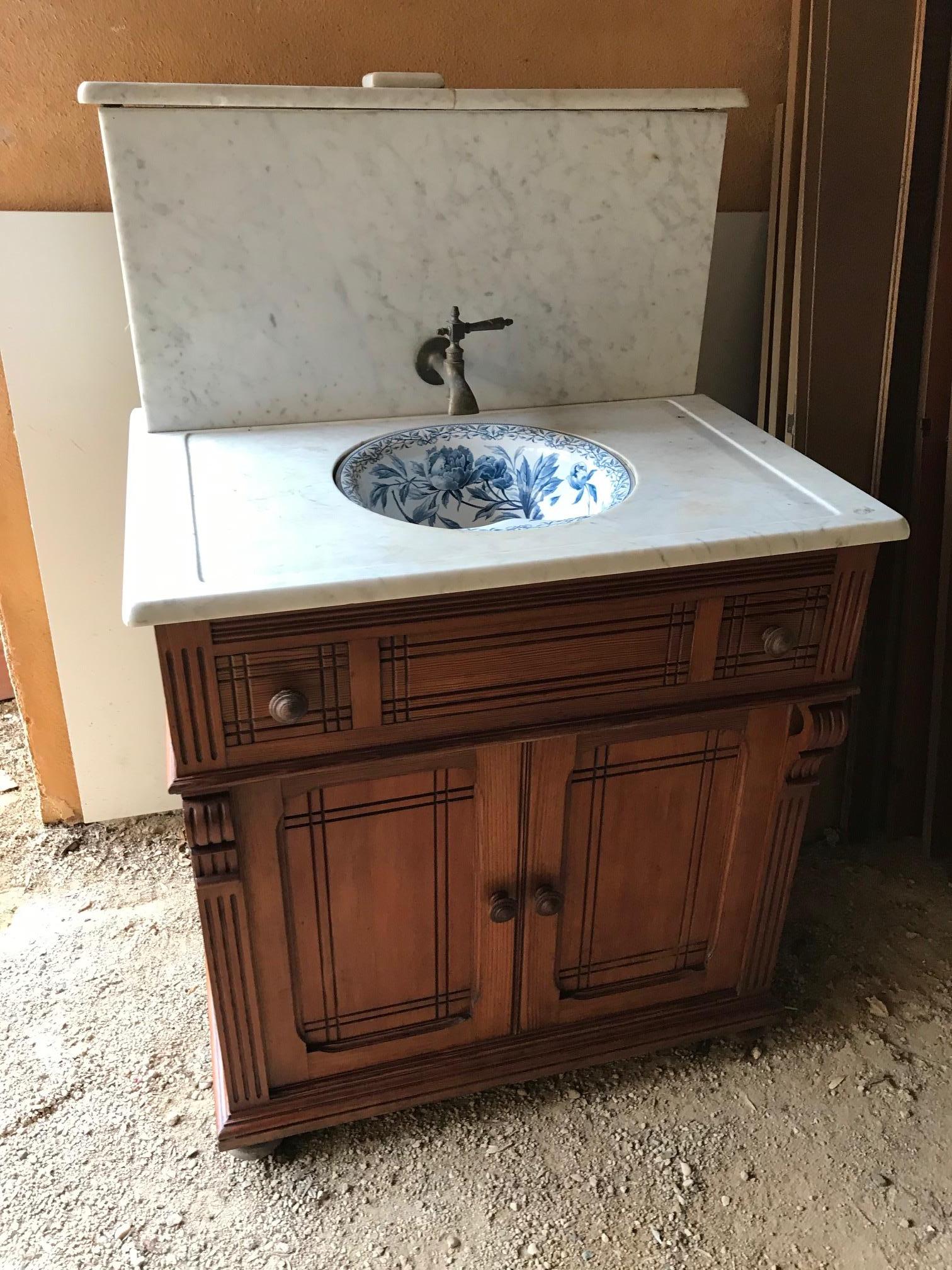 Very nice 20th century French pitch pine bathroom cabinet from the 1920s.
Made in Lyon (city in the south-east of France). You will find the label of the manufacture on the inside door. The tap is made with brass.
Beautiful white marble-top and