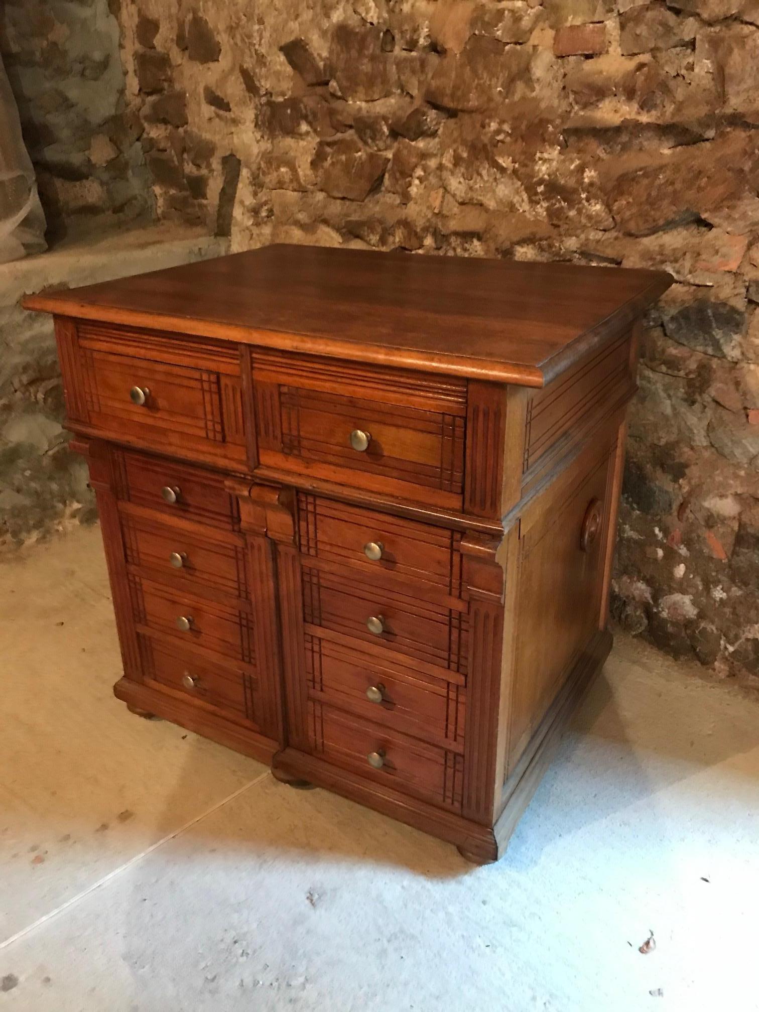 Very nice 20th century French Pitchpin chest of drawers from the 1920s.
Good quality and condition. Oak top.
  