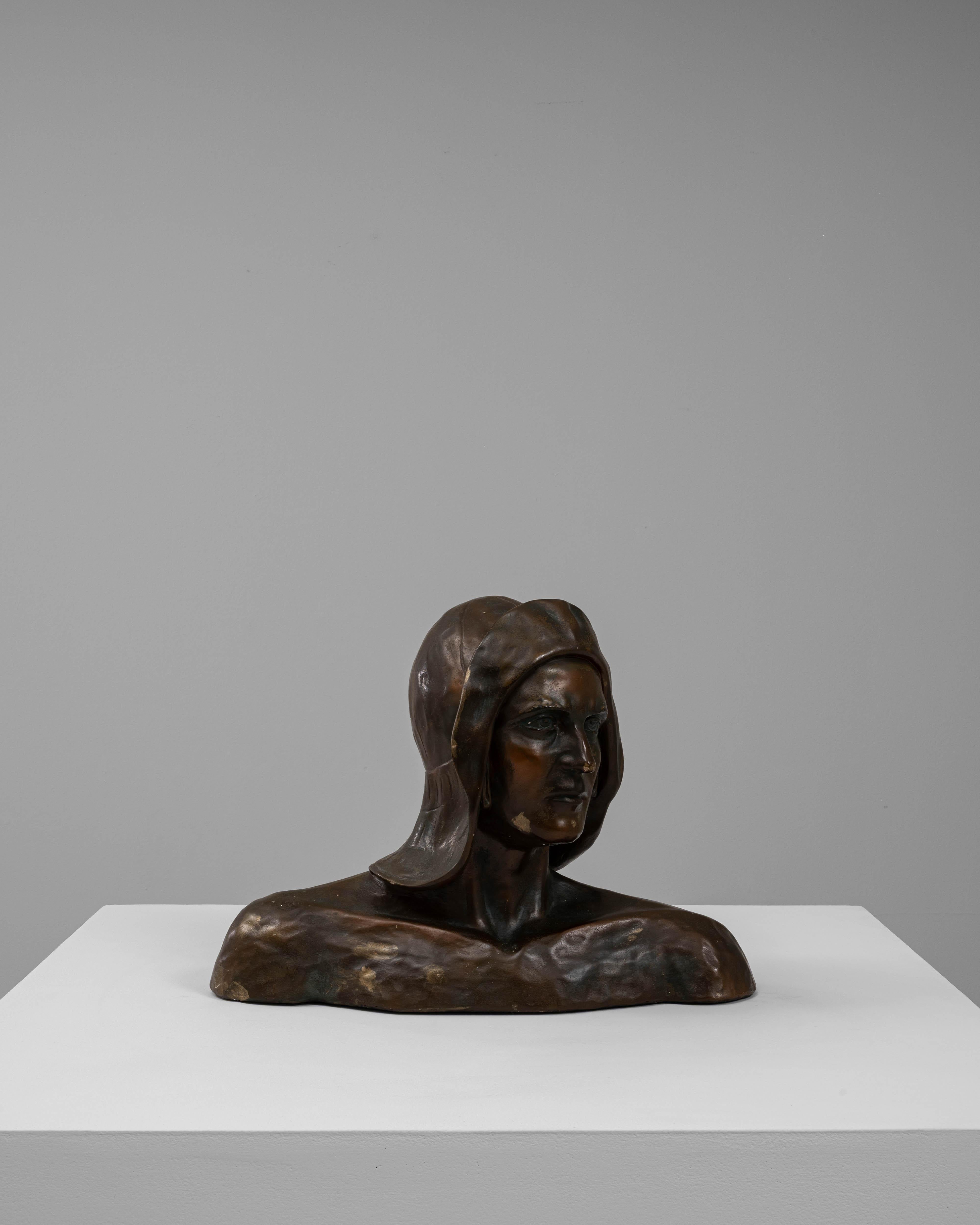 Questo busto in gesso francese del XX secolo raffigura una figura maschile stoica dai tratti forti e spigolosi e dall'espressione contemplativa. Lo scultore enfatizza la struttura e la presenza attraverso zigomi definiti, una fronte pronunciata e