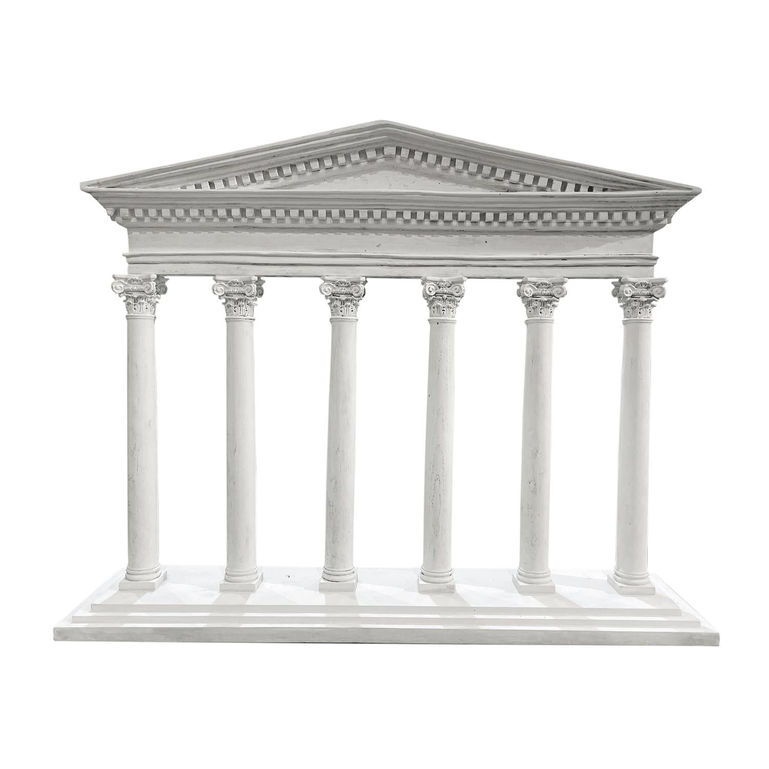 Questo modello architettonico vintage di un antico tempio romano con capitelli corinzi è realizzato a mano in gesso francese, in buone condizioni. Il modello rappresenta la facciata di un tempio classico con colonne, capitelli e un frontone