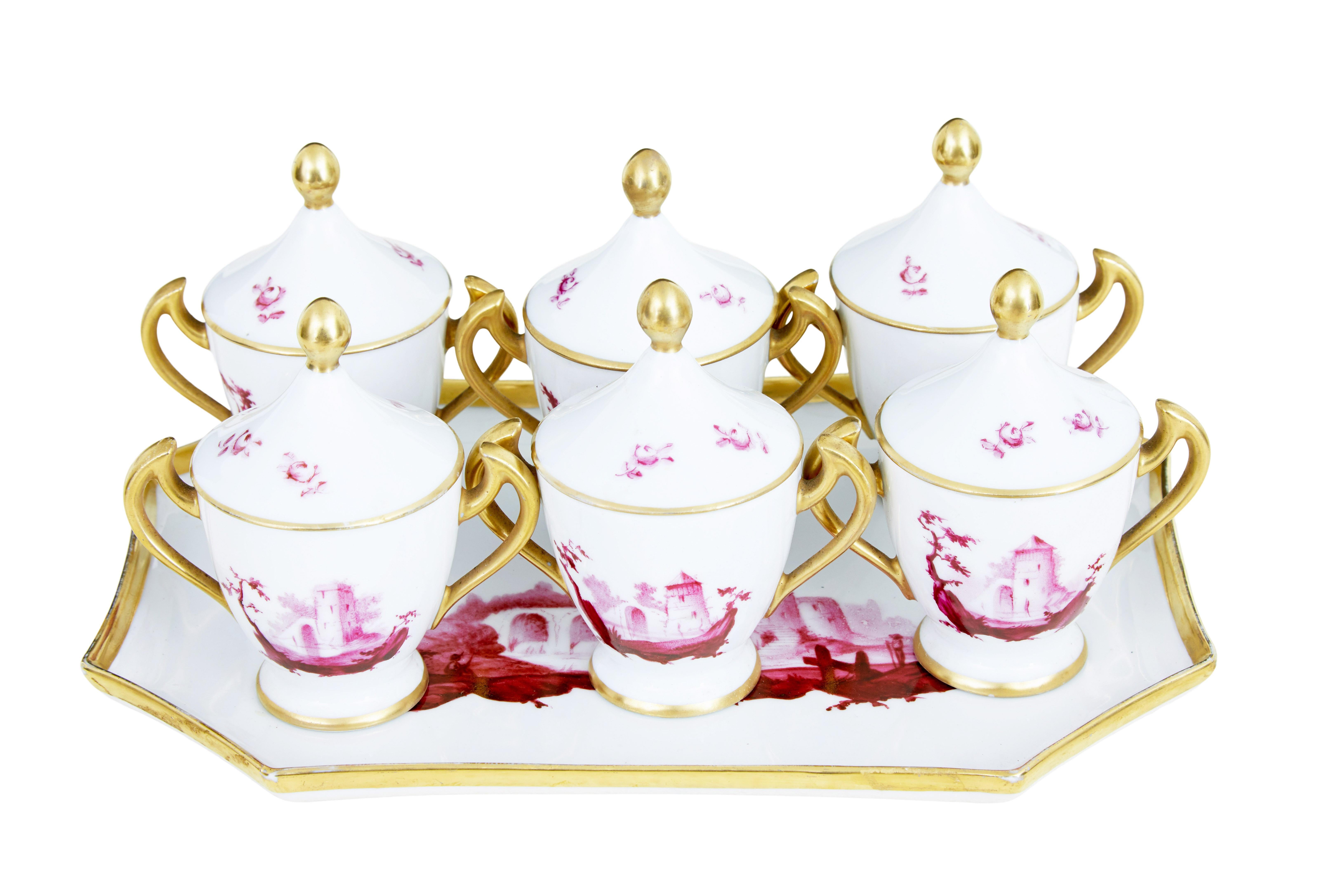 Juego de postre de 7 piezas de porcelana francesa del siglo XX, hacia 1920.

Aquí tenemos lo que creemos que es un juego de postres de porcelana francesa. Decorado con asas y tapas doradas, el juego consta de 6 tacitas de postre con tapa sobre plato