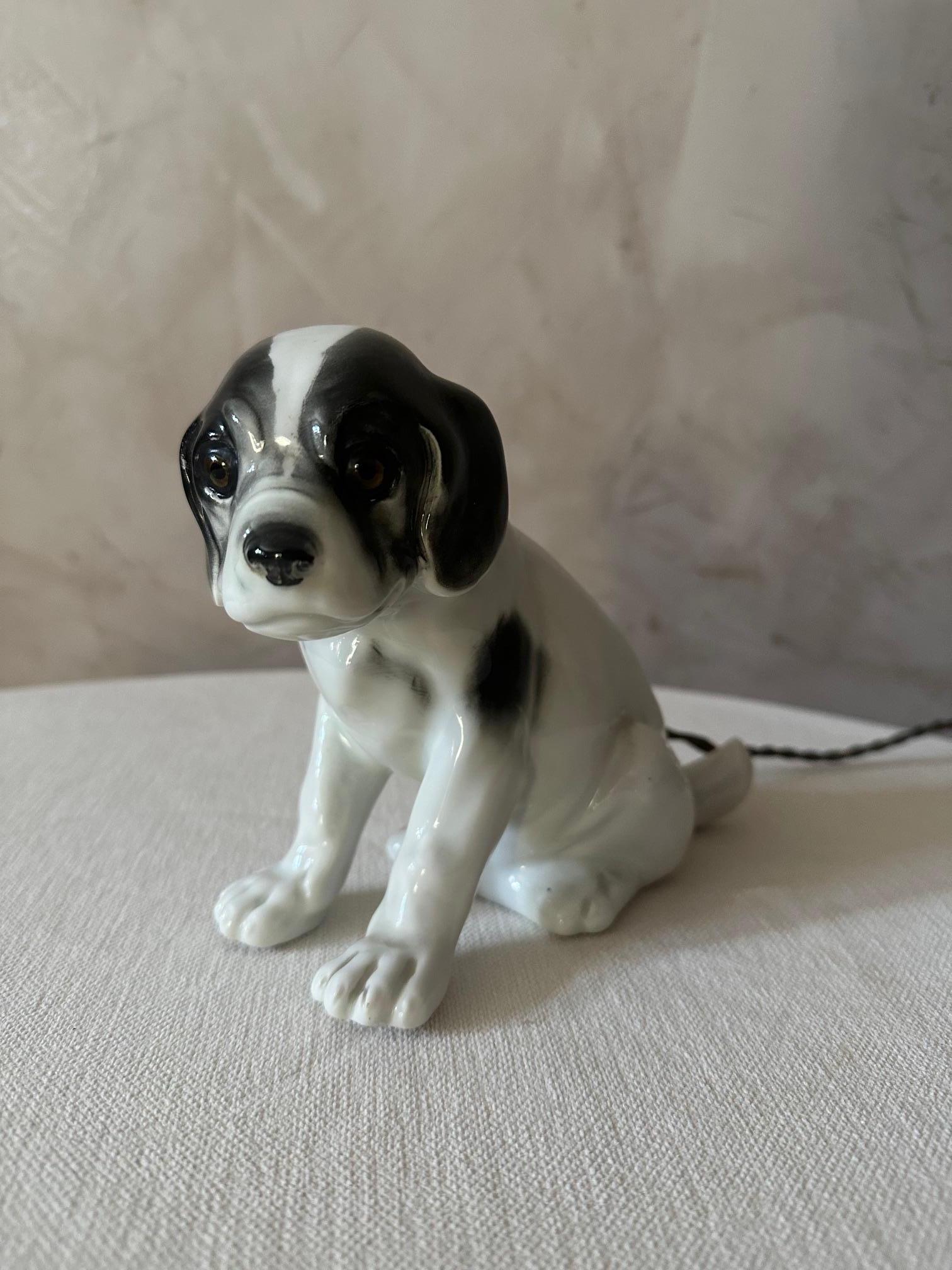 Small porcelain dog mounted as a lamp in very good condition dating from the 1920s.
Ideal in a children bedroom. 