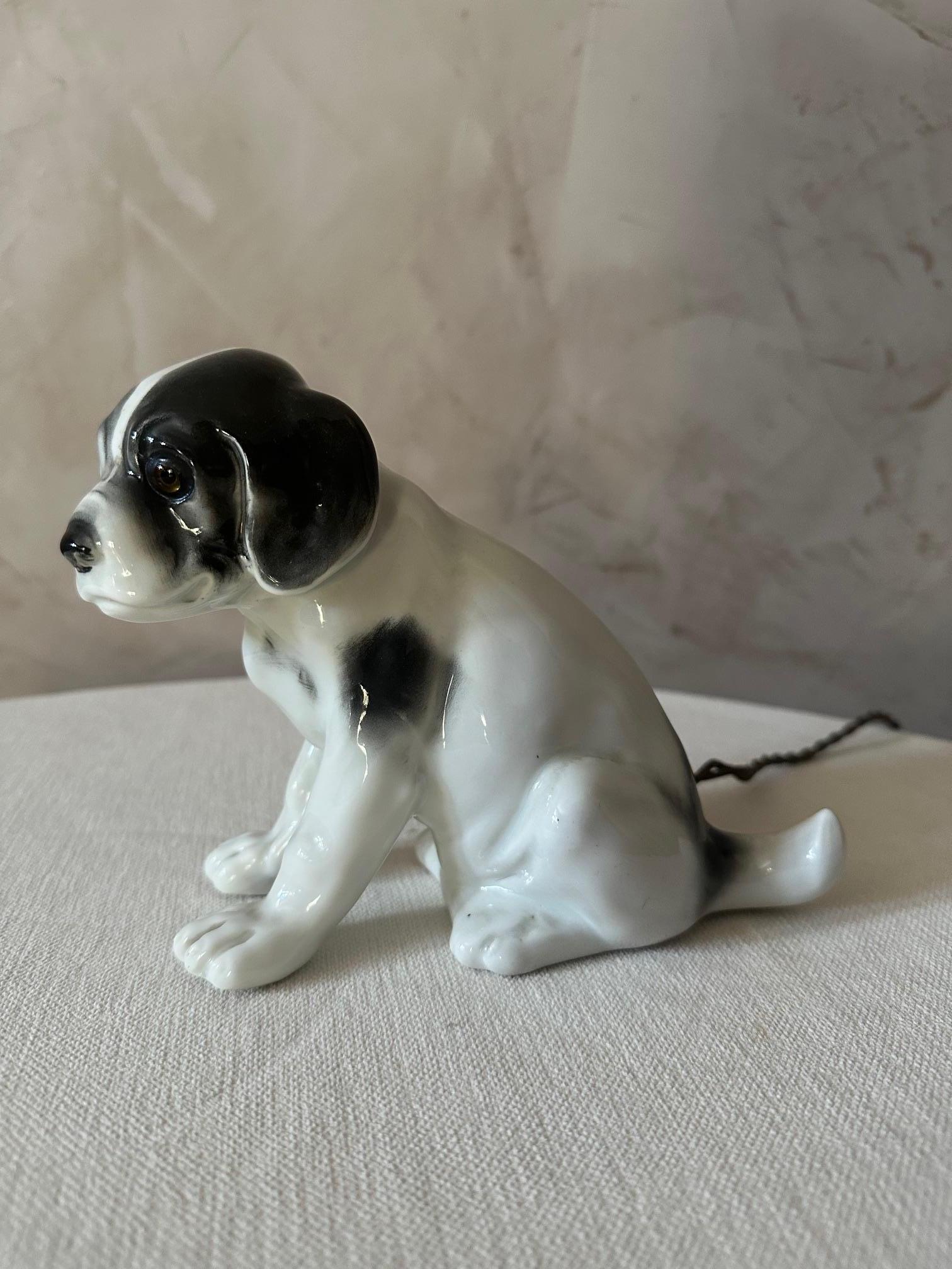 20th century French Porcelain Puppy Table Lamp, 1920s In Good Condition For Sale In LEGNY, FR