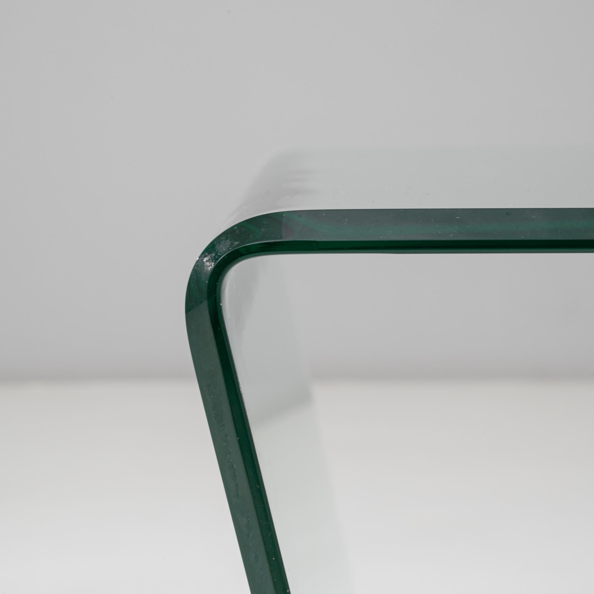 Table basse en verre incurvée postmoderne française du 20e siècle en vente 4