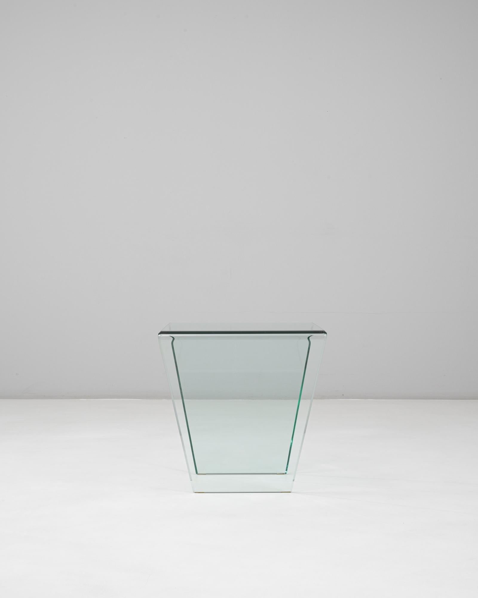 Cette table basse postmoderne française en verre incurvé du XXe siècle présente une simplicité audacieuse et sculpturale emblématique du design de la fin du siècle. Formée d'une seule feuille de verre épaisse et courbée, la table tire sa présence