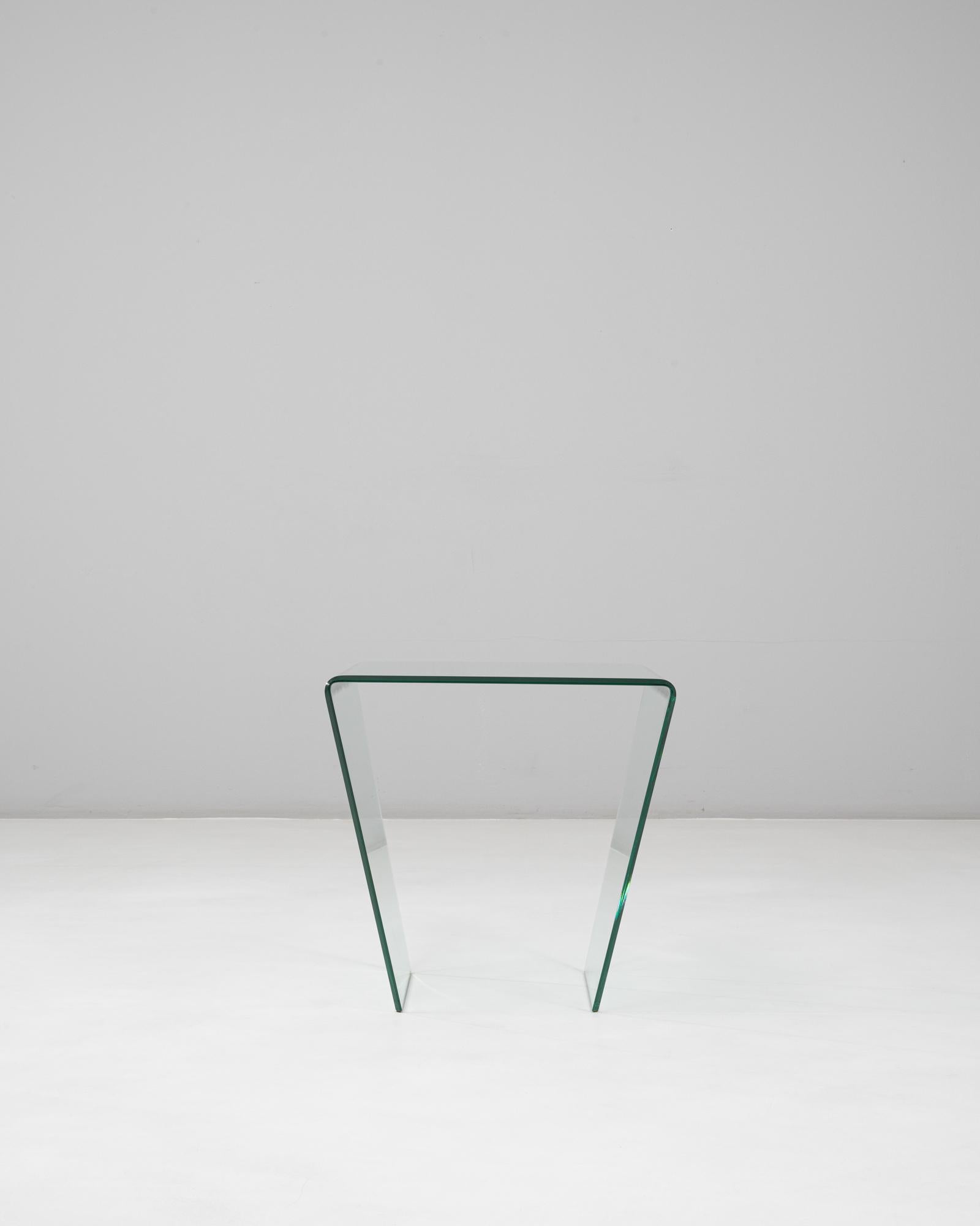 Français Table basse en verre incurvée postmoderne française du 20e siècle en vente