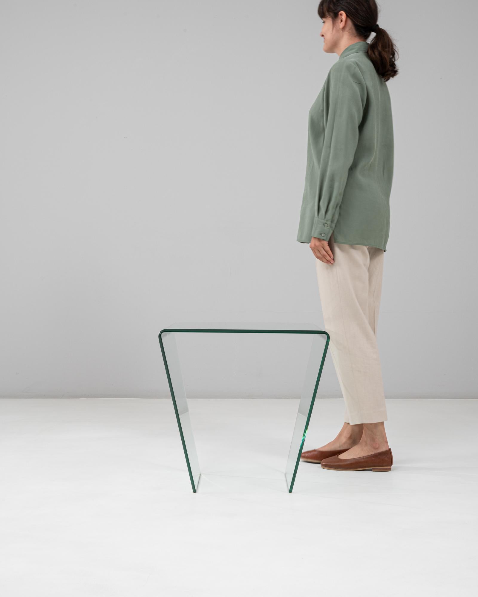 Table basse en verre incurvée postmoderne française du 20e siècle Bon état - En vente à High Point, NC