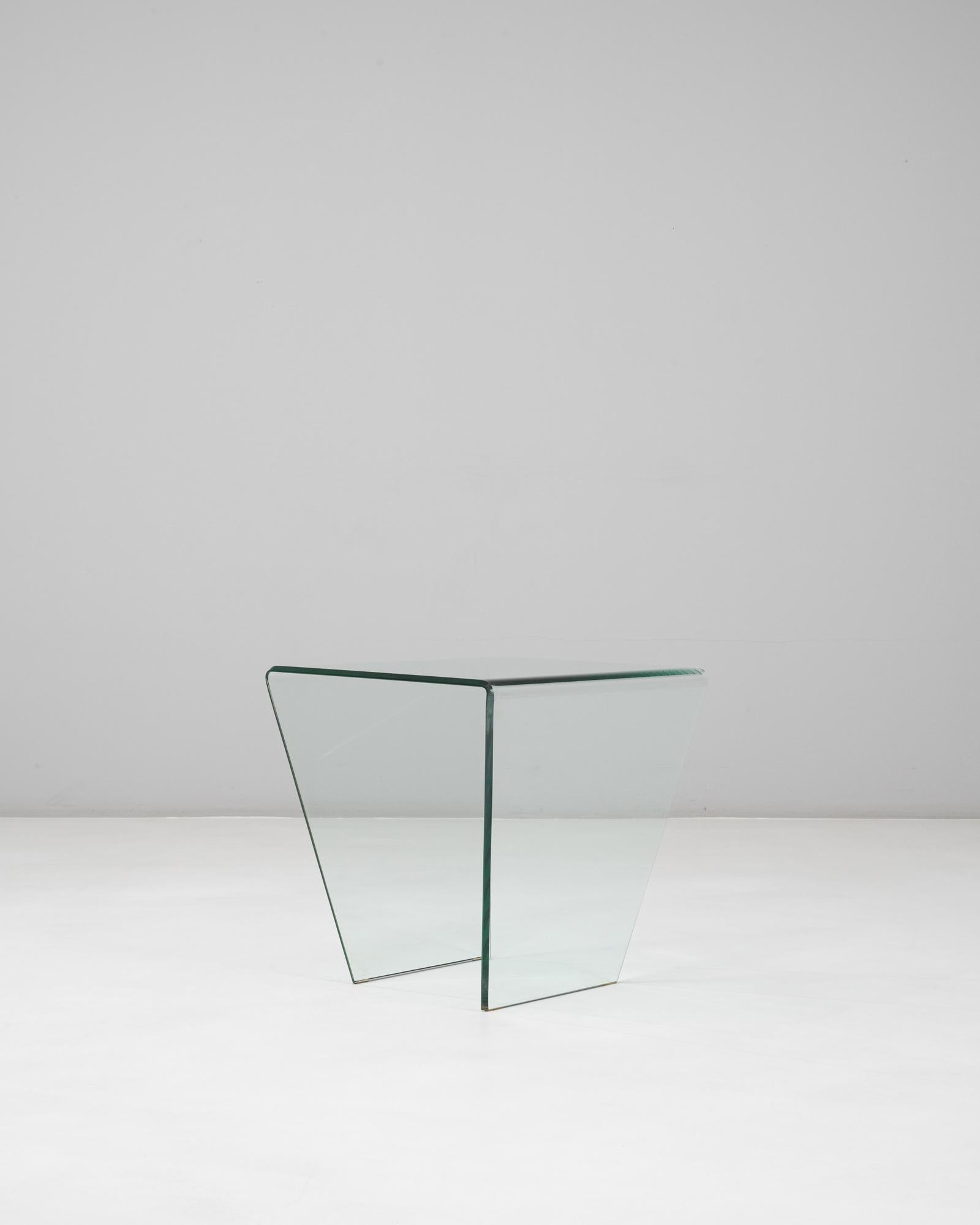 20ième siècle Table basse en verre incurvée postmoderne française du 20e siècle en vente
