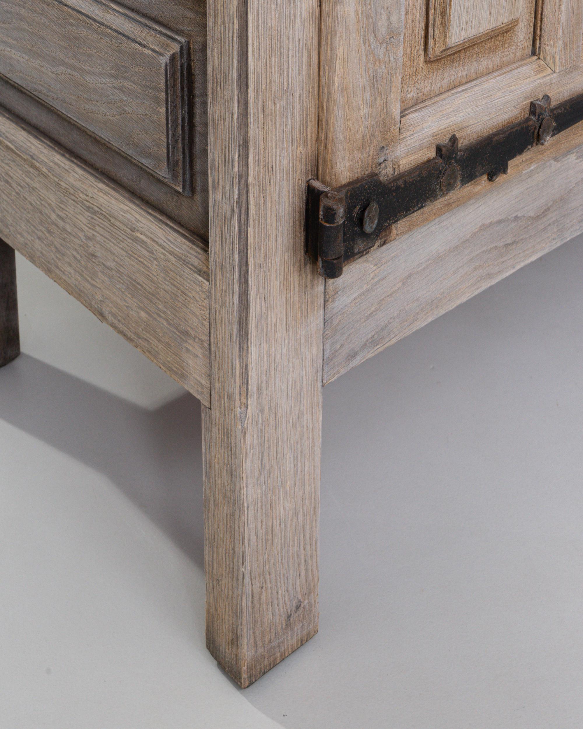 20th Century French Primitive Oak Buffet With Iron Hardware in vendita 6