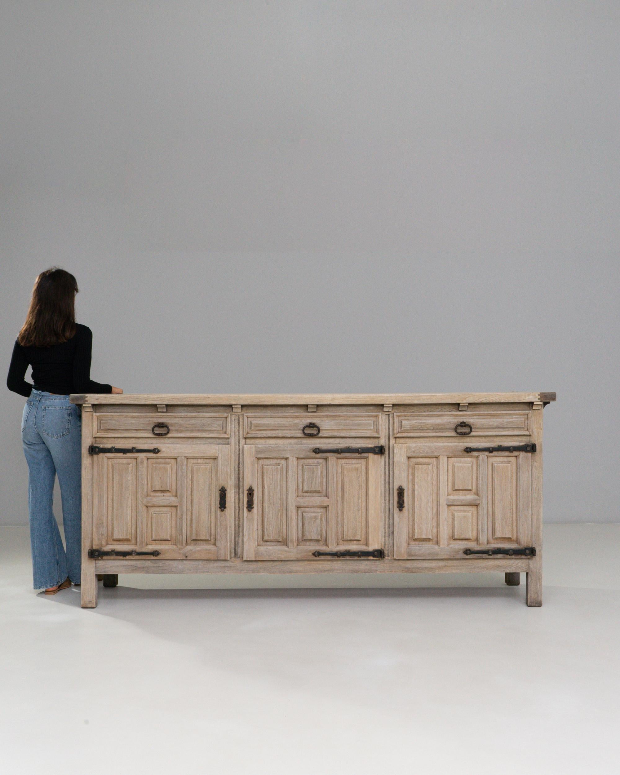 20th Century French Primitive Oak Buffet With Iron Hardware In condizioni buone in vendita a High Point, NC