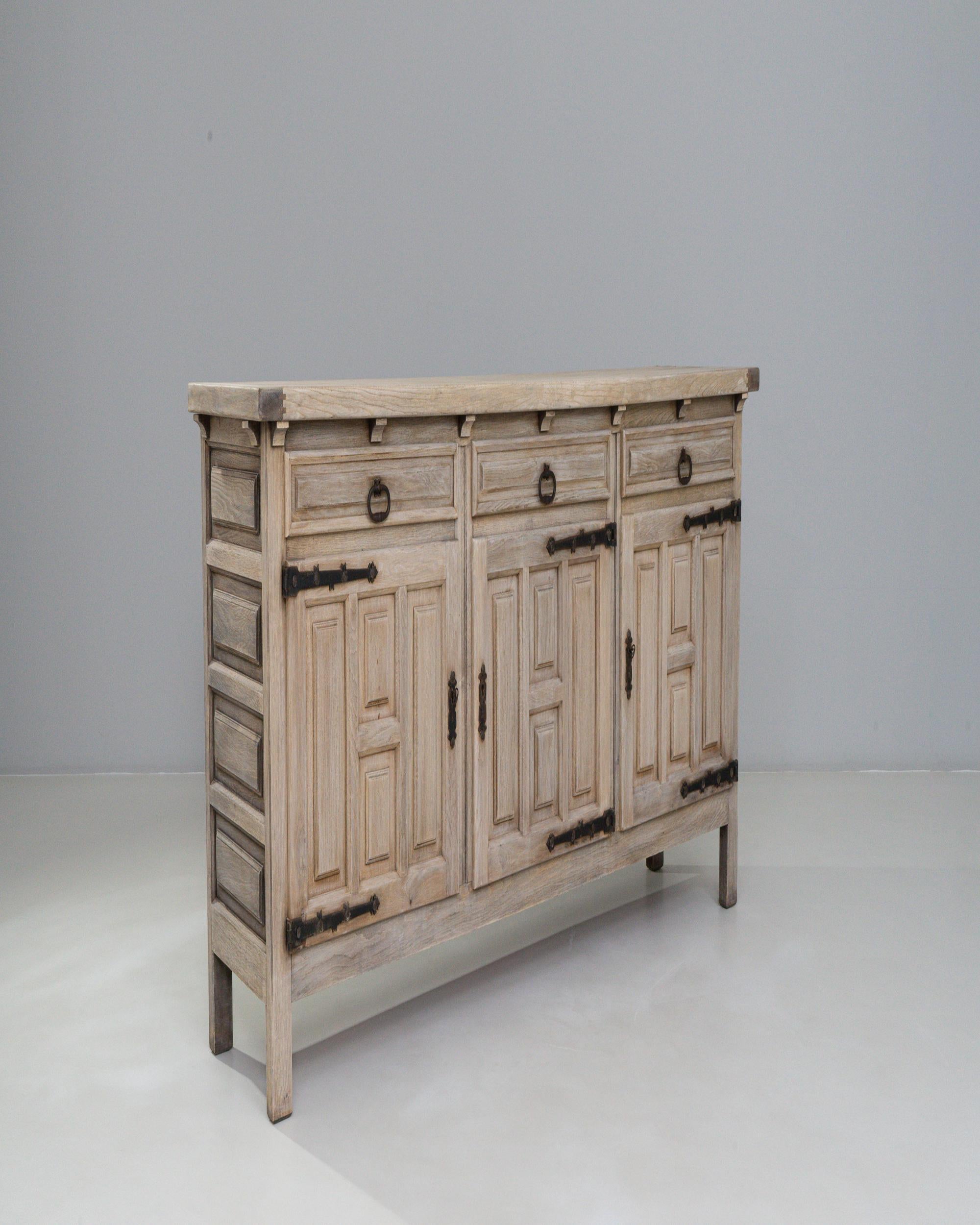 20th Century French Primitive Oak Buffet With Iron Hardware in vendita 1