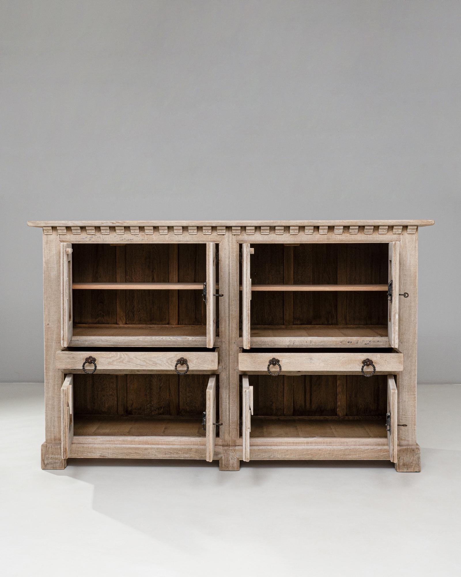 Français Armoire en chêne primitive française du 20e siècle avec quincaillerie en fer en vente