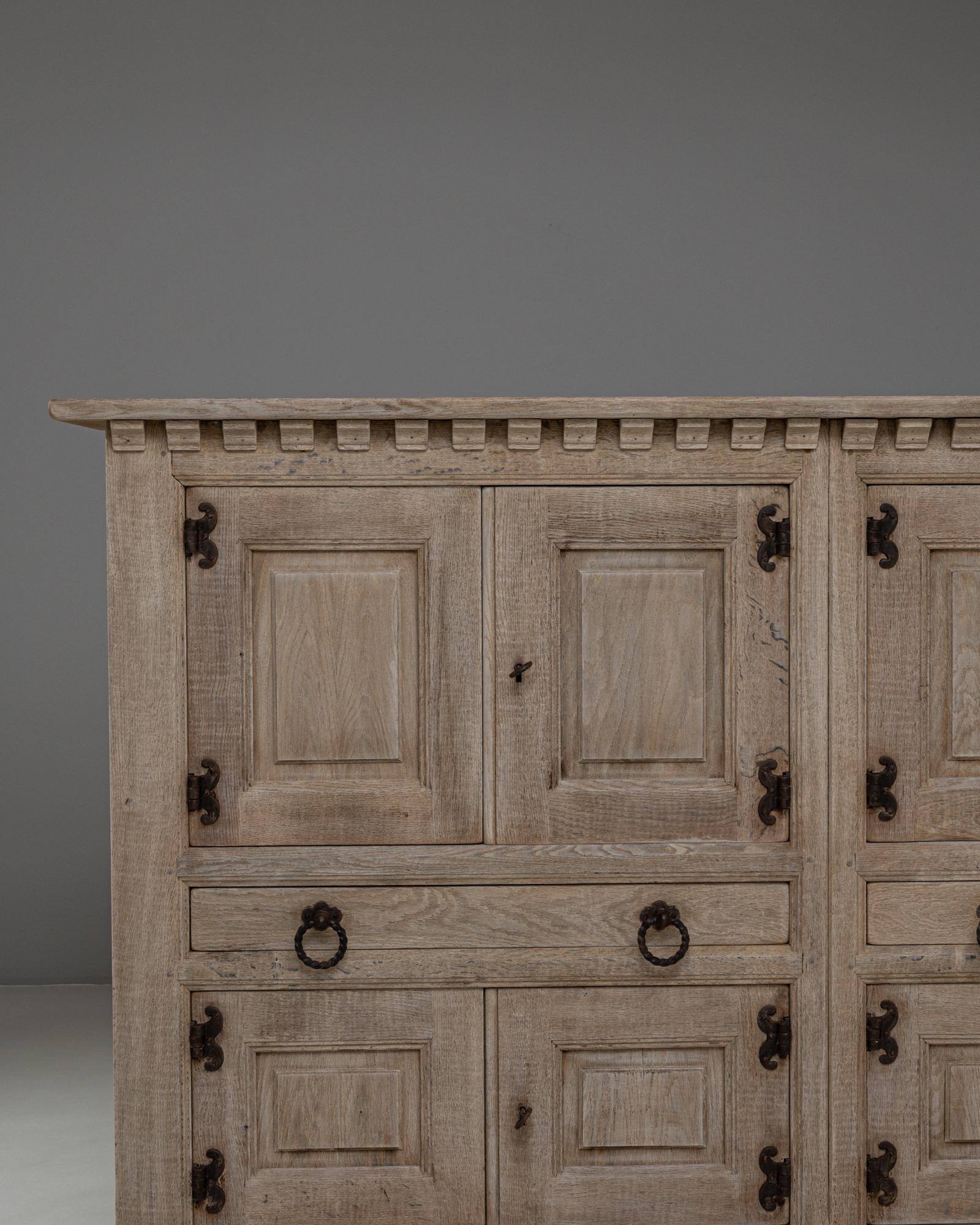 20ième siècle Armoire en chêne primitive française du 20e siècle avec quincaillerie en fer en vente