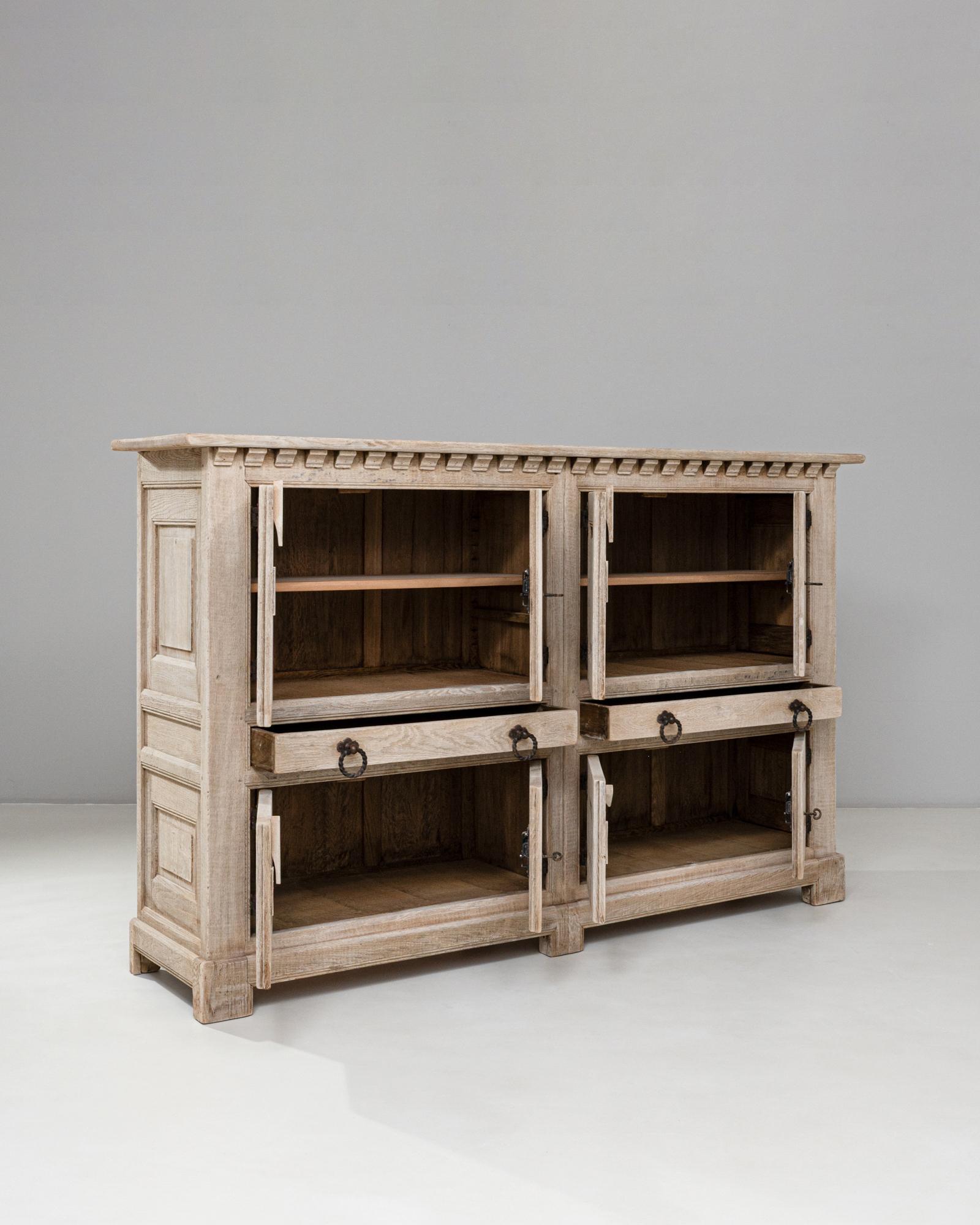 Armoire en chêne primitive française du 20e siècle avec quincaillerie en fer en vente 2