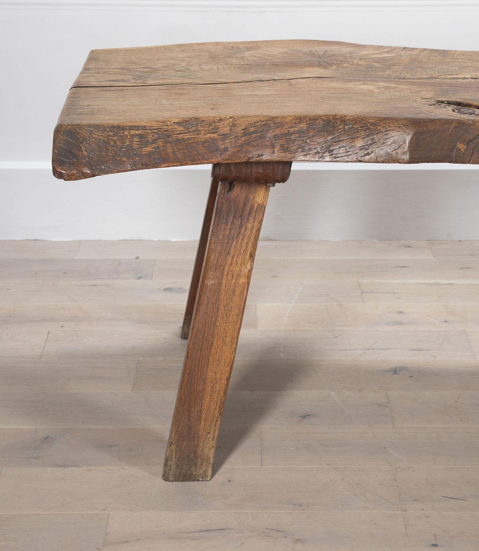 Mesa de roble primitiva francesa del siglo XX en venta 3