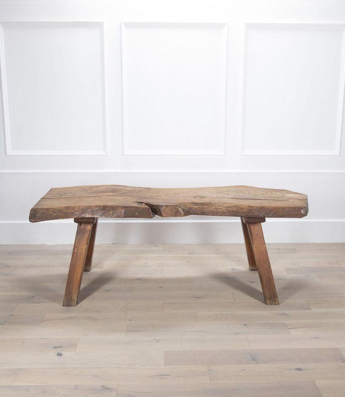 Mesa primitiva de roble francés del siglo XX con una forma y un color maravillosos.
Encaja perfectamente en un ambiente moderno o Art Déco.
La gruesa copa se tomó de un roble muy viejo: la forma sigue el patrón de crecimiento natural del árbol,