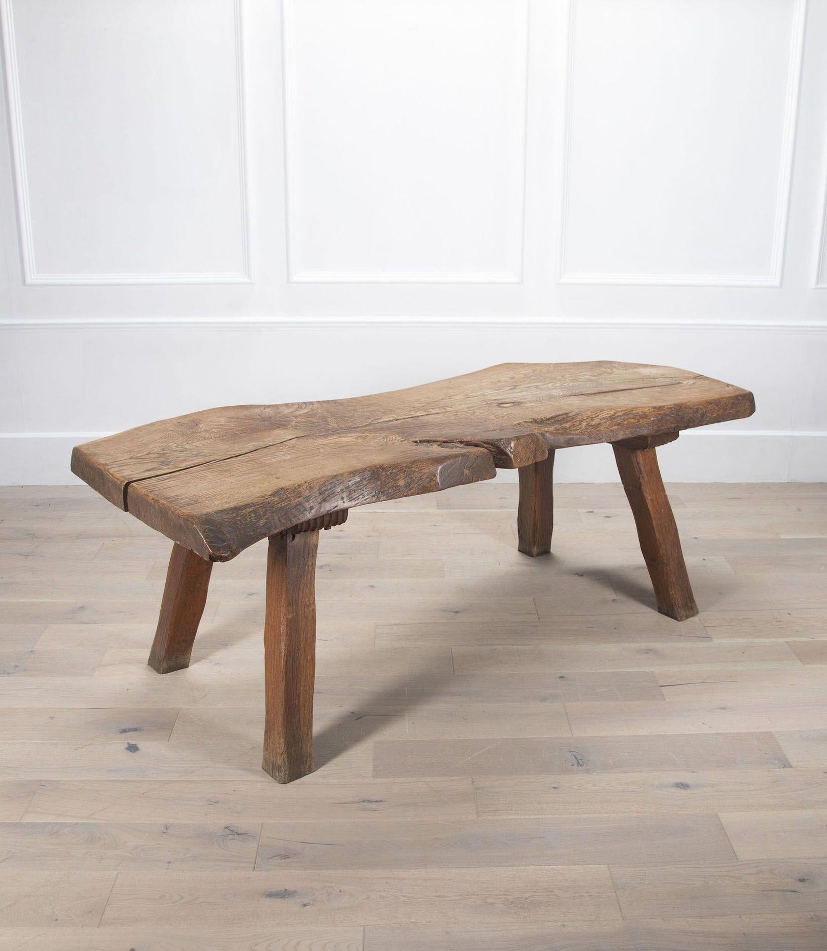 Mesa de roble primitiva francesa del siglo XX Arte popular en venta