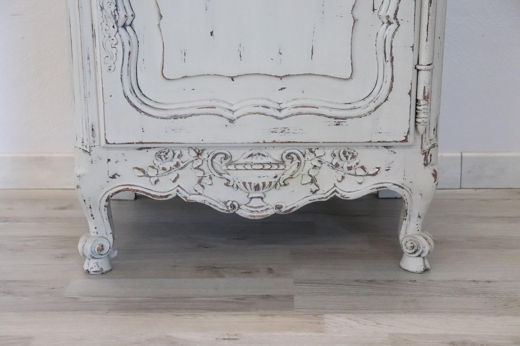 Particular small buffet or nightstand 1950s Louis XV style French Provençal painted wood. Beautiful line of drawers and legs.
Perfect in every room of the house.