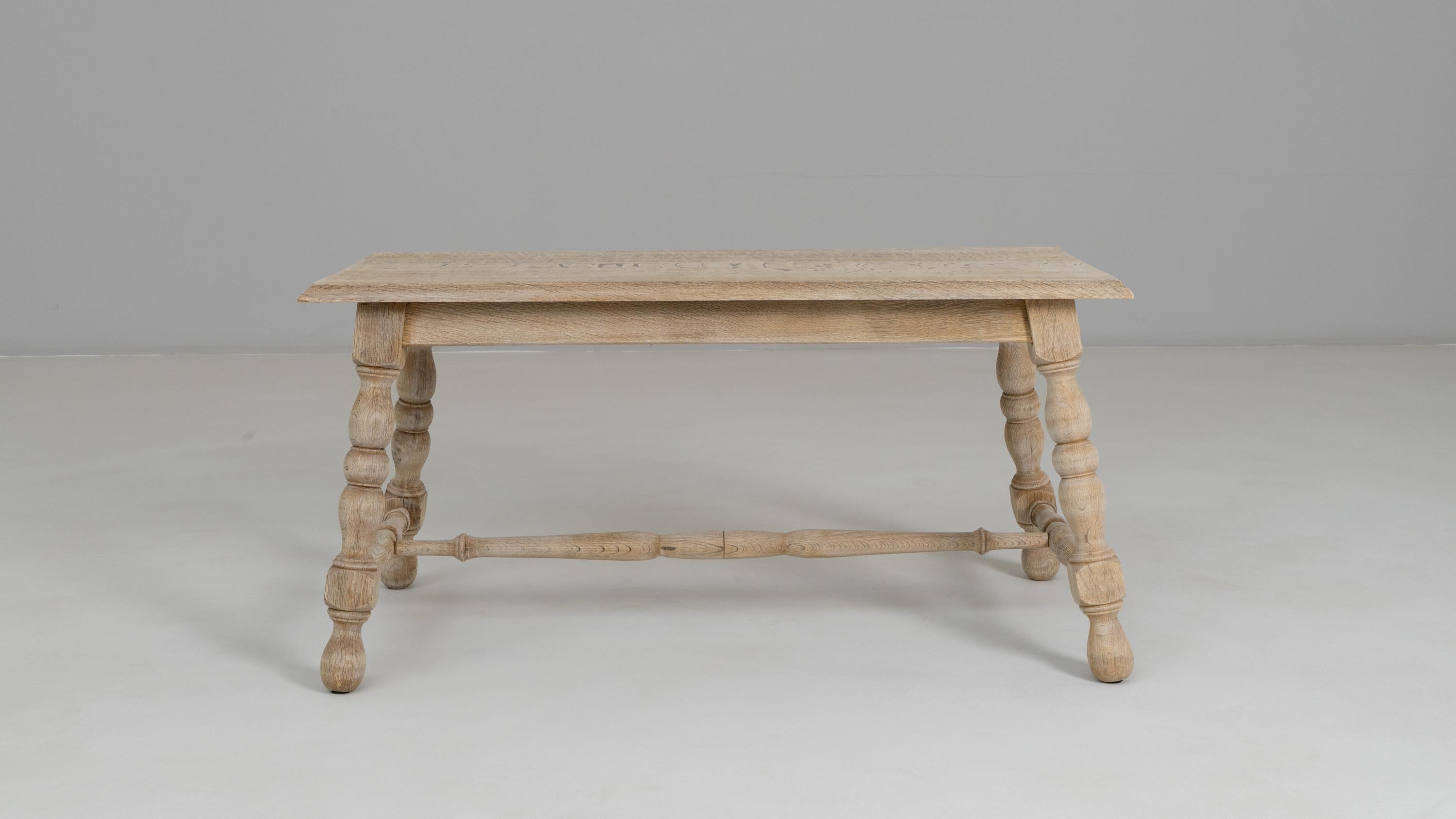 20th Century French Provincial Oak Coffee Table en Bueno estado para la venta en High Point, NC