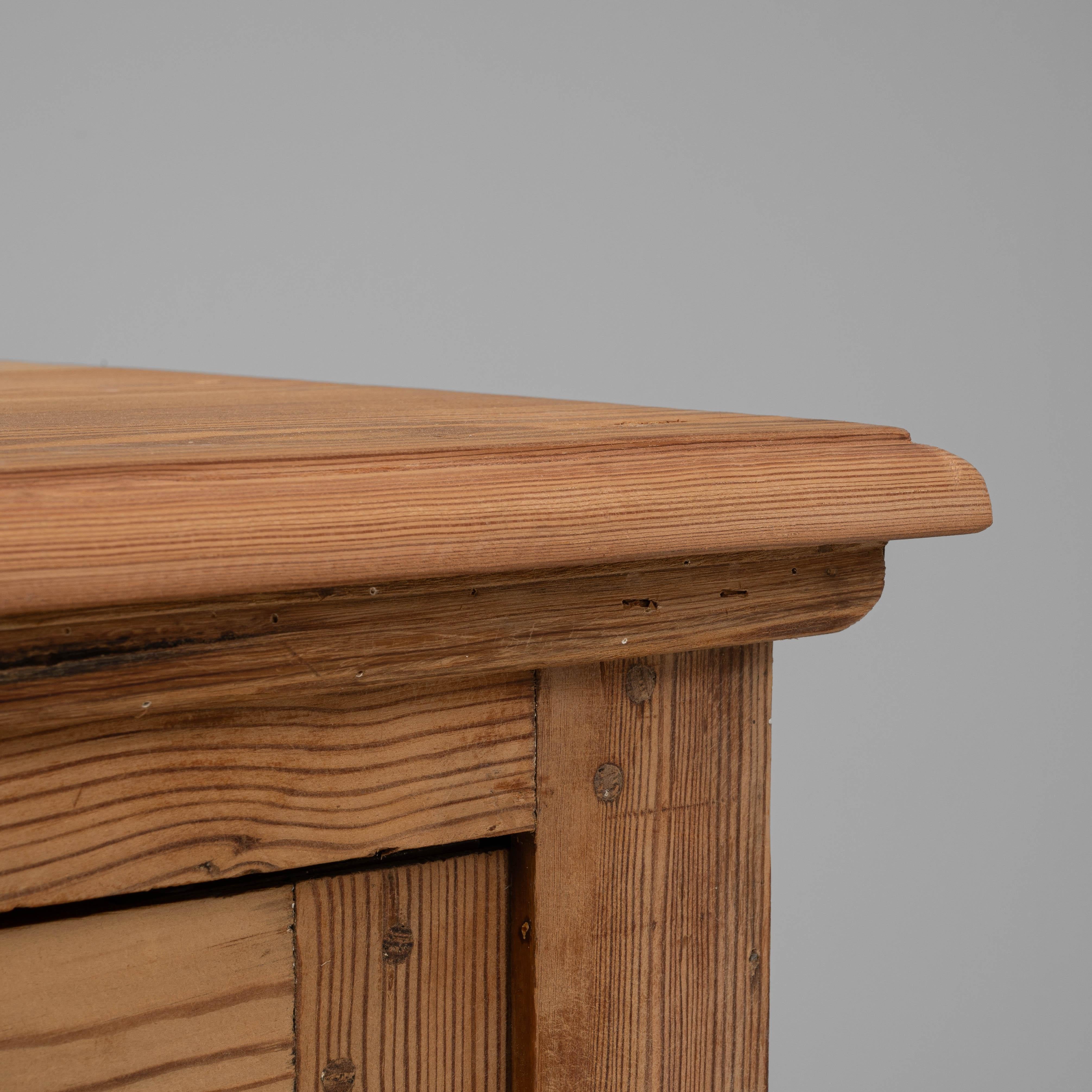 Buffet à trois portes en pin de style provincial français du 20e siècle en vente 3