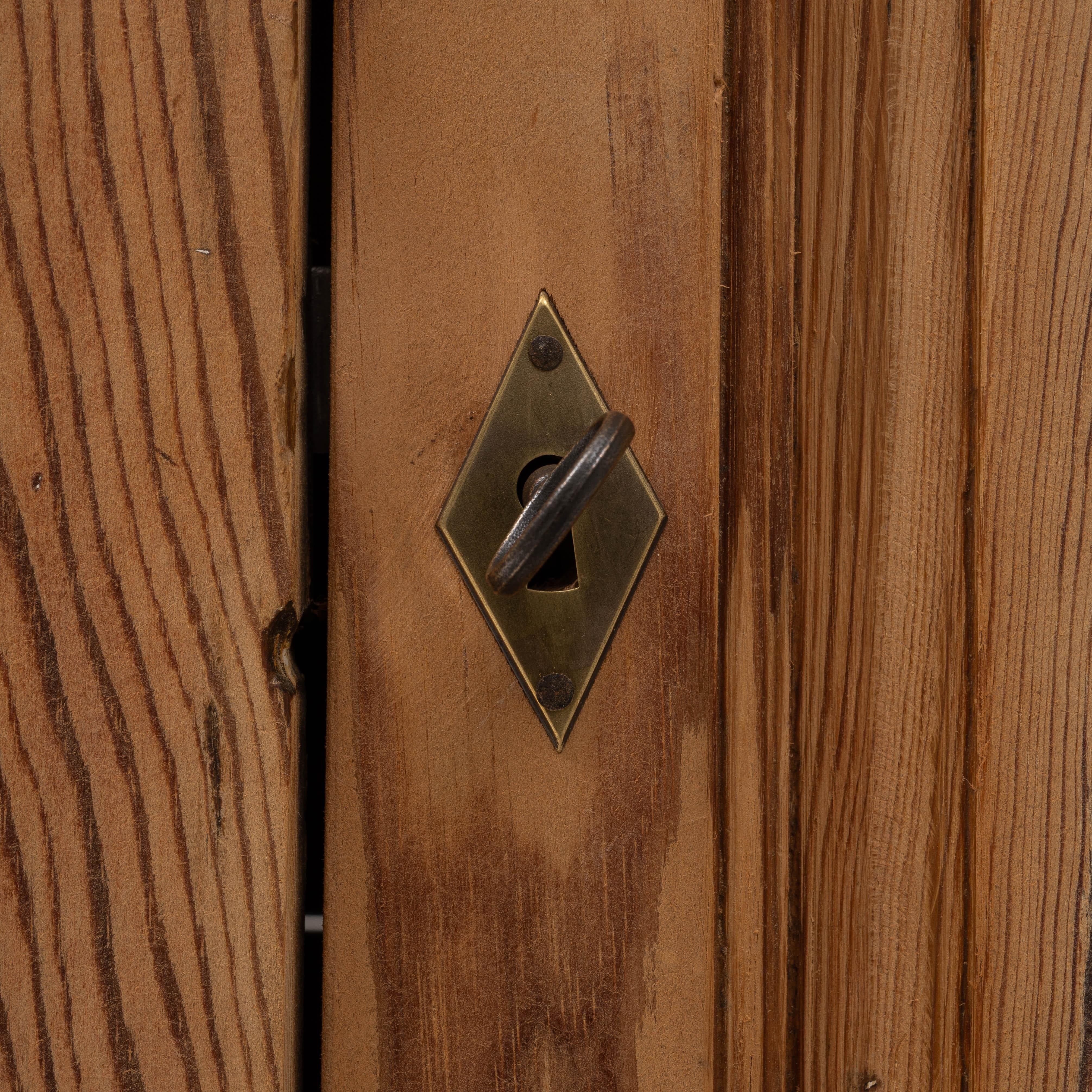 Buffet à trois portes en pin de style provincial français du 20e siècle en vente 4