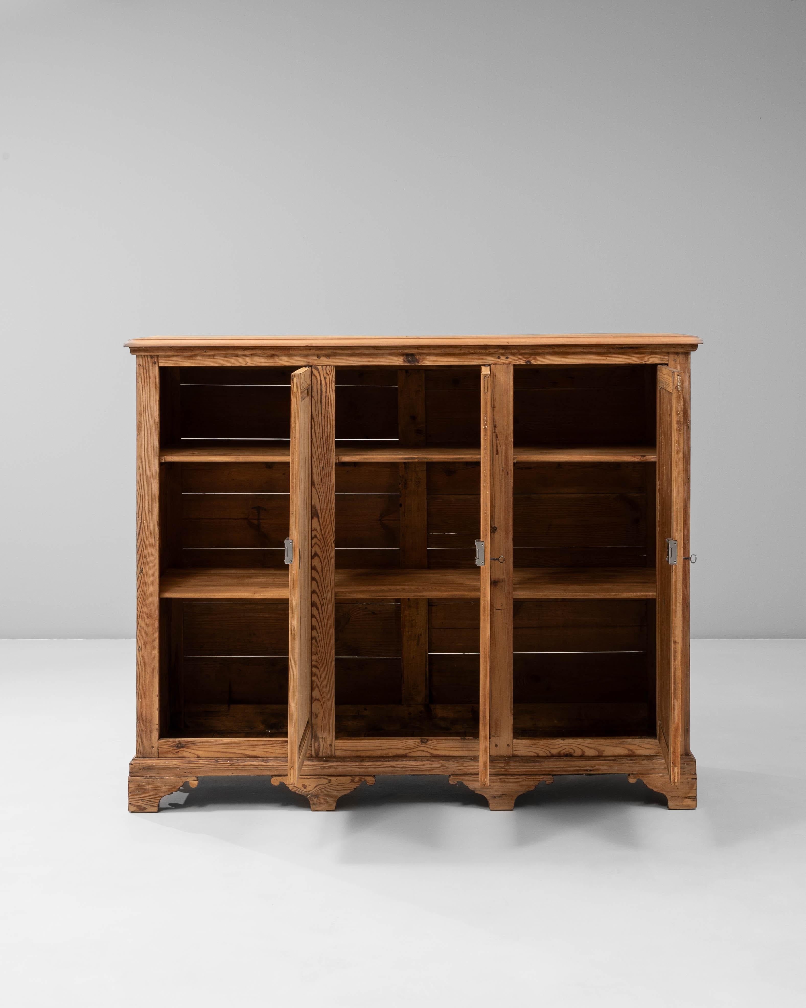 Provincial français Buffet à trois portes en pin de style provincial français du 20e siècle en vente