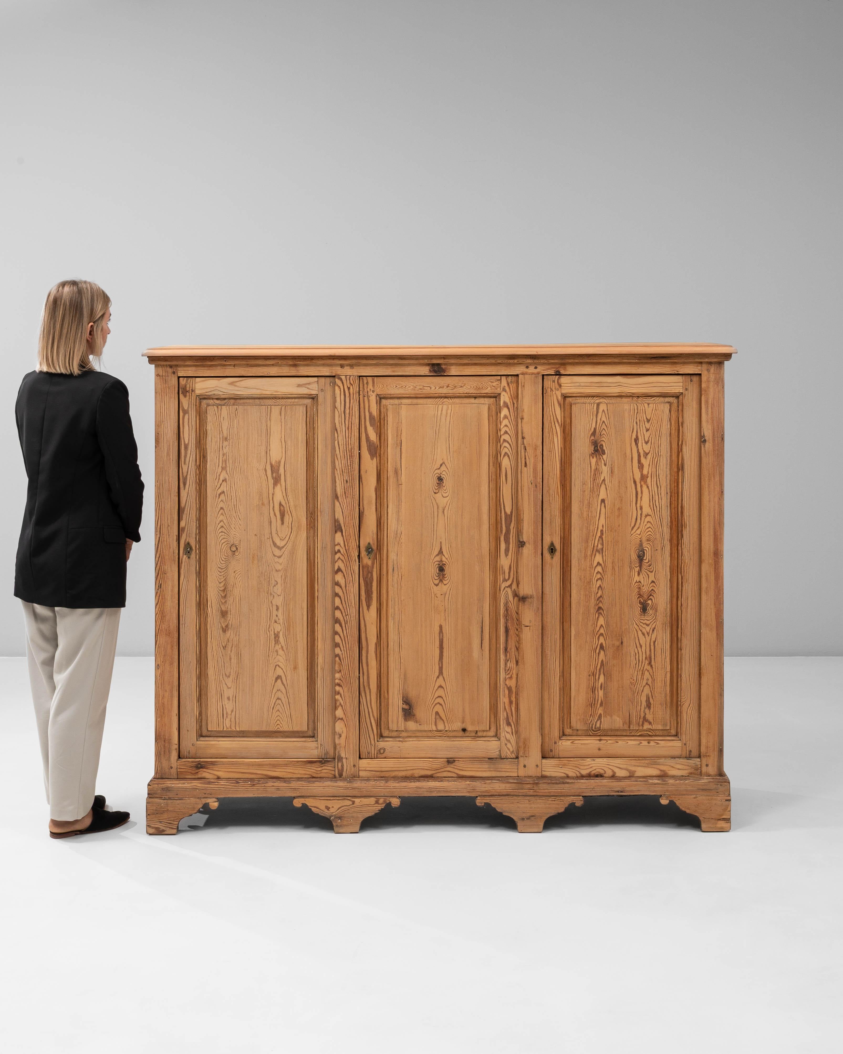 Français Buffet à trois portes en pin de style provincial français du 20e siècle en vente