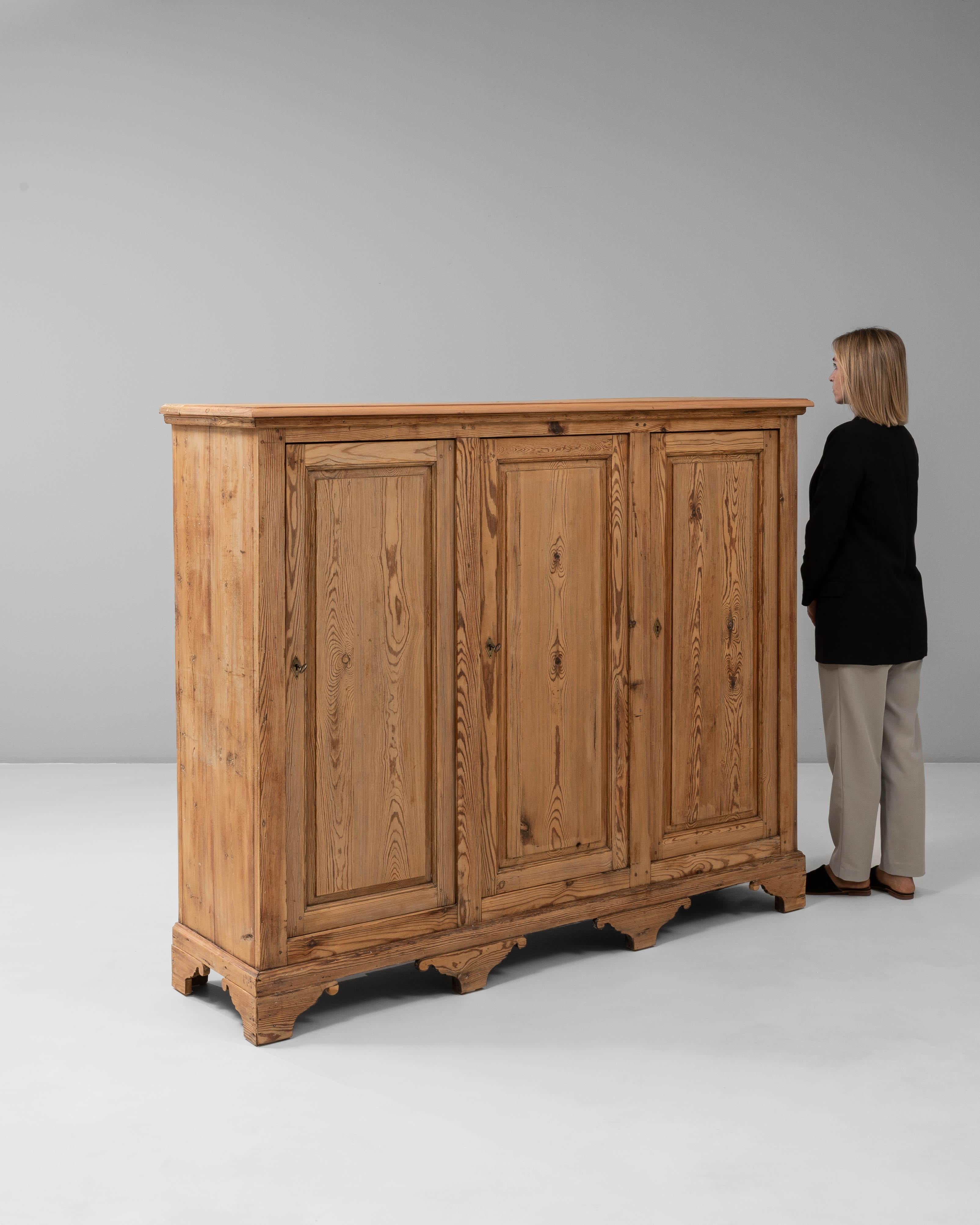 Pin Buffet à trois portes en pin de style provincial français du 20e siècle en vente