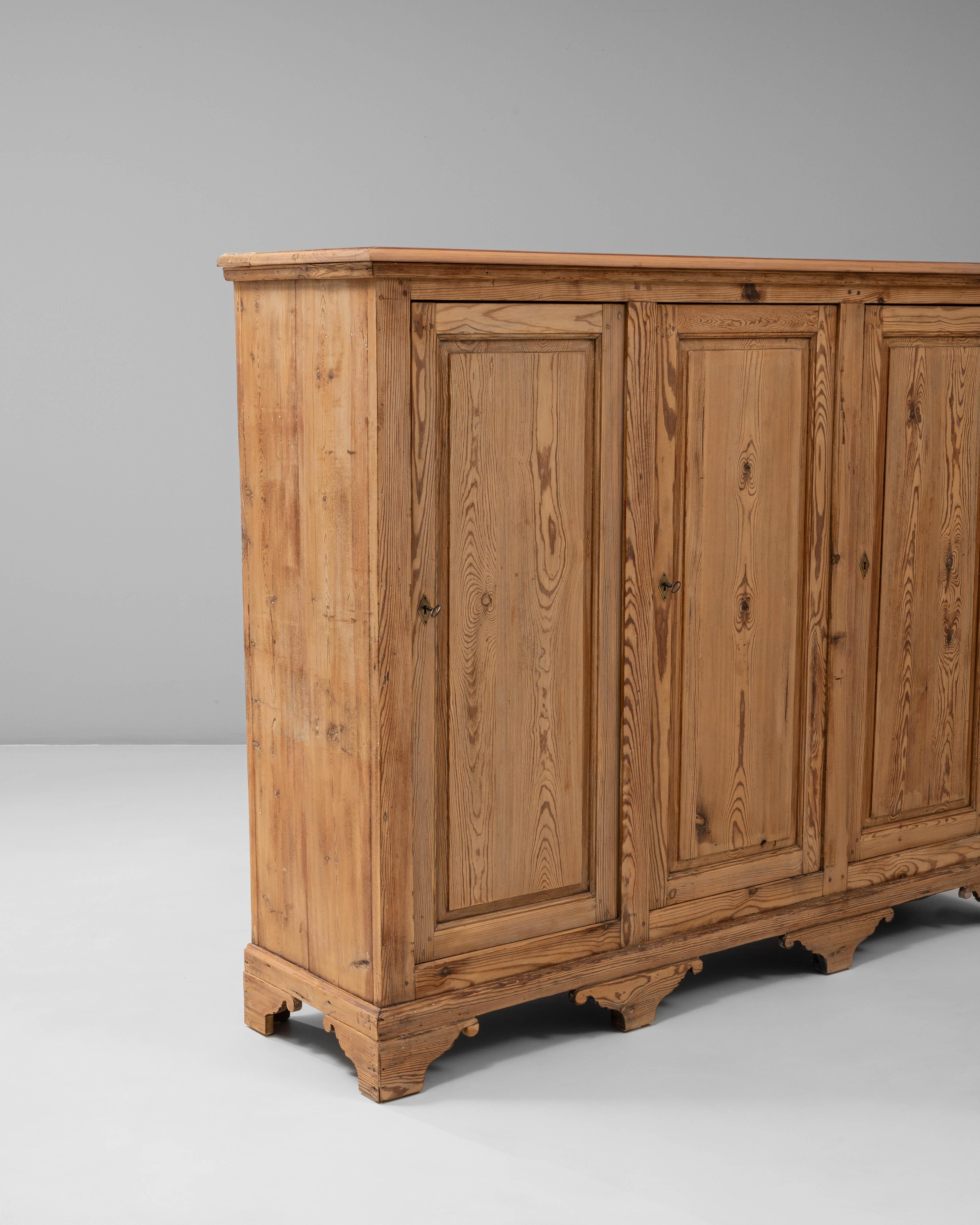 Buffet à trois portes en pin de style provincial français du 20e siècle en vente 1