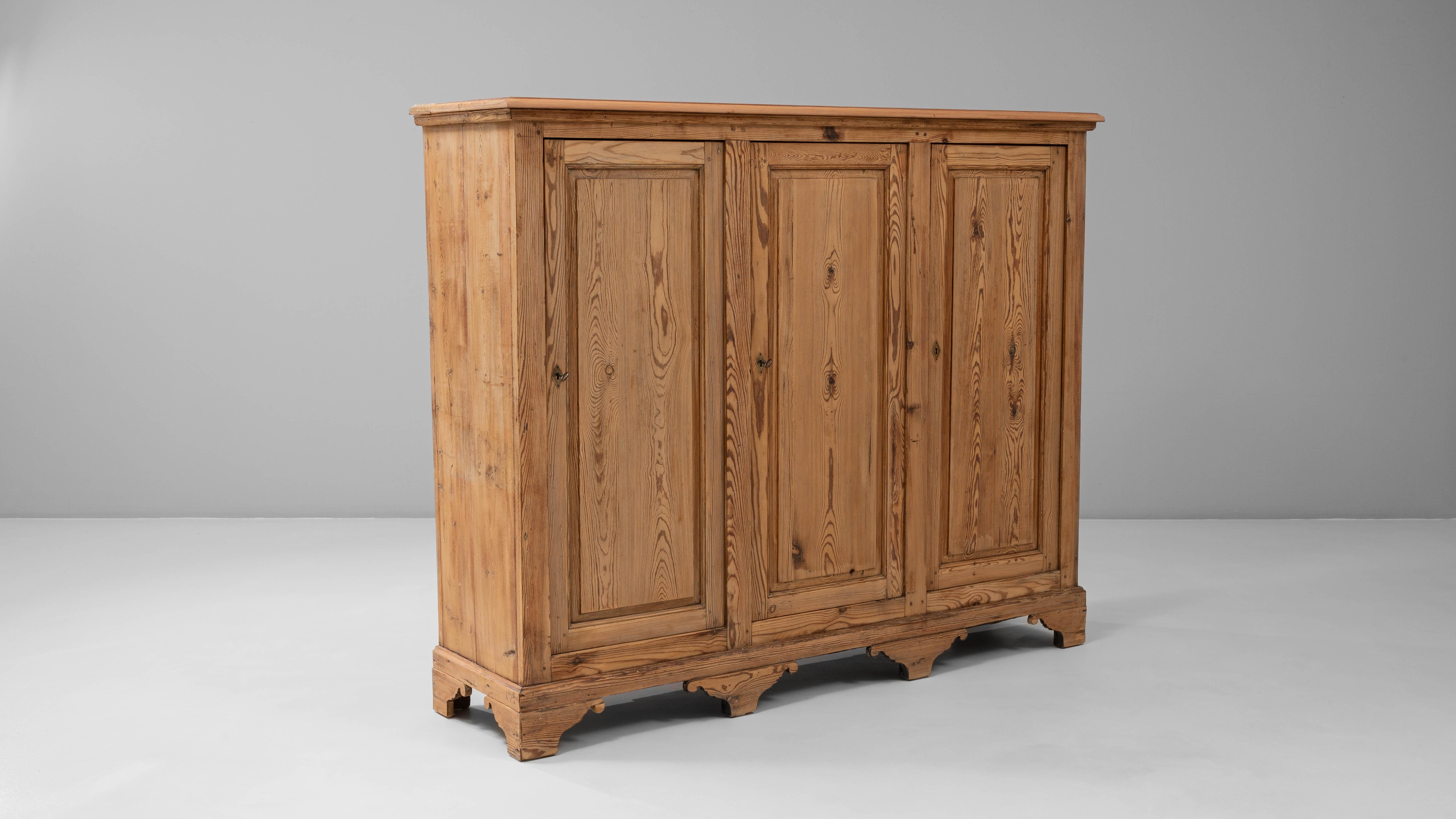 Buffet à trois portes en pin de style provincial français du 20e siècle en vente 2