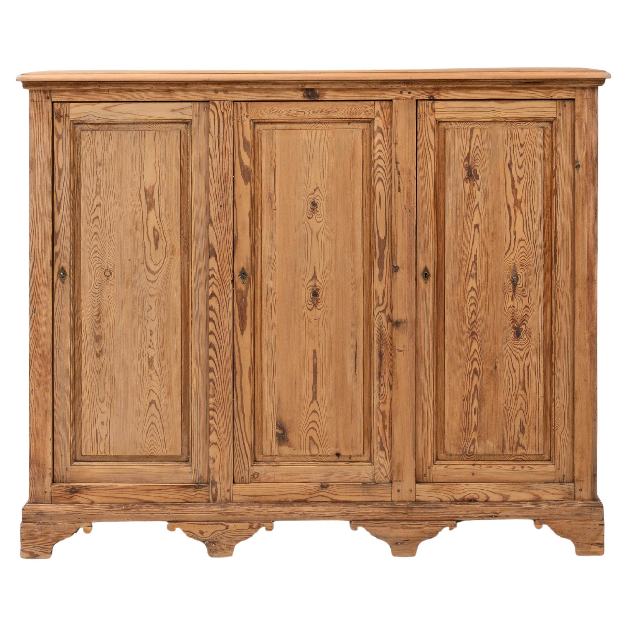 Buffet a tre ante in pino francese del XX secolo